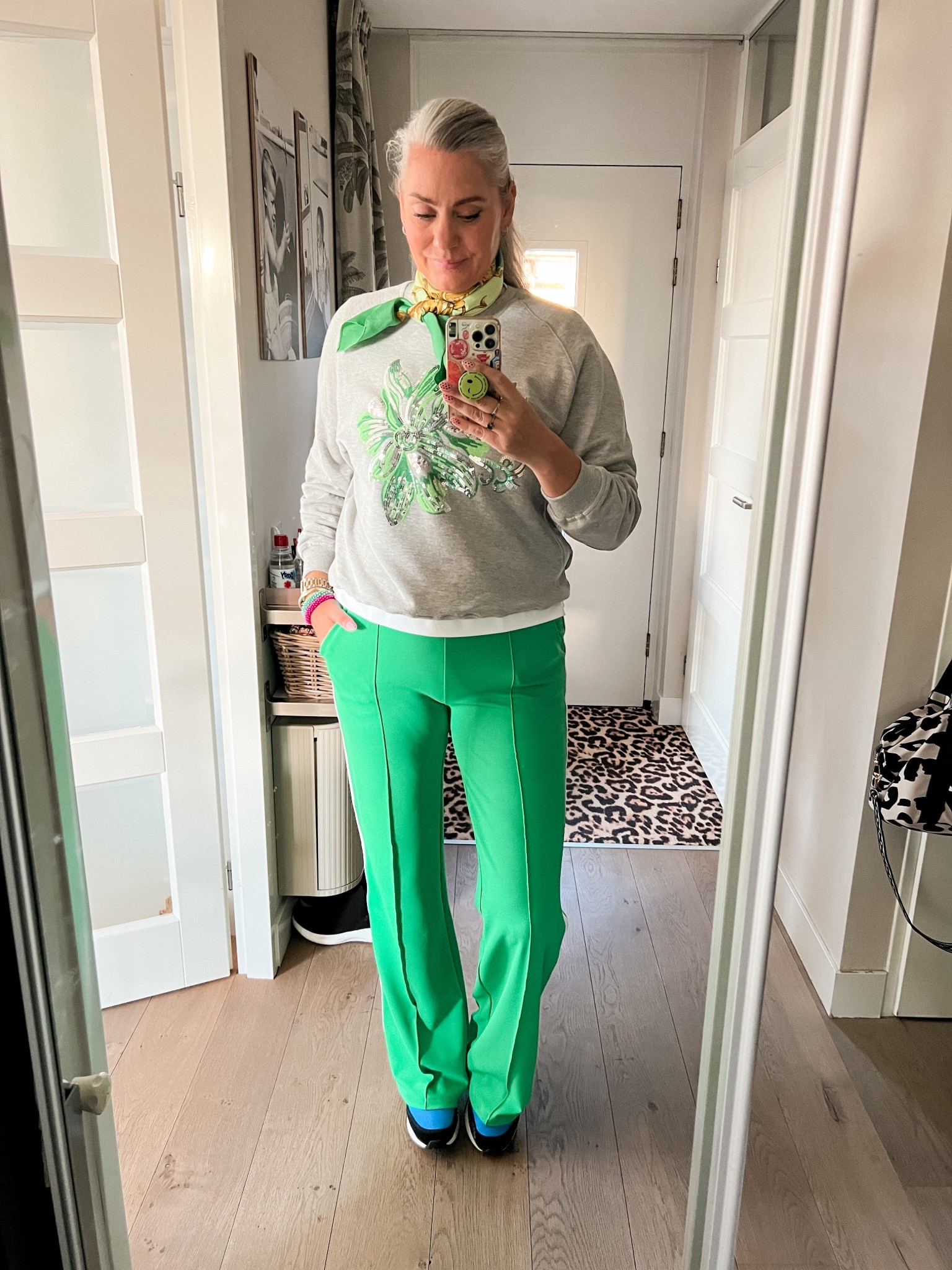 OOTD - Sunday. Groene broek met witte bies (Miss Etam, M), basic wit t-shirt (L), grijze sweater met groene pailletten (Norah, maat 36), groene sjaal is 100 jaar oud en gekleurde Puma retro sneakers. 

#LTKtravel #LTKeurope #LTKnederlands