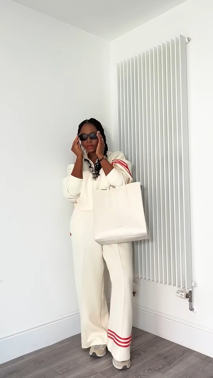 Airport OOTD ✈️ 🐻 

👗 @adidas 
👟 @puma 
⌚️ 🕶️ @frenchconnection
Tote 💼 @claudia_canova via @asos

Outfit linked to my @shopmy shop via link 🔗 in my bio under Airport Outfits