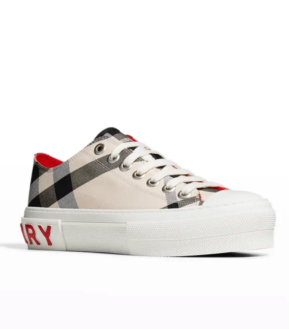 Sale on Burberry for women? Yes please. Make sure you grab these classic items at 40% ASAP #blackfriday

#LTKsalealert #LTKstyletip #LTKGiftGuide