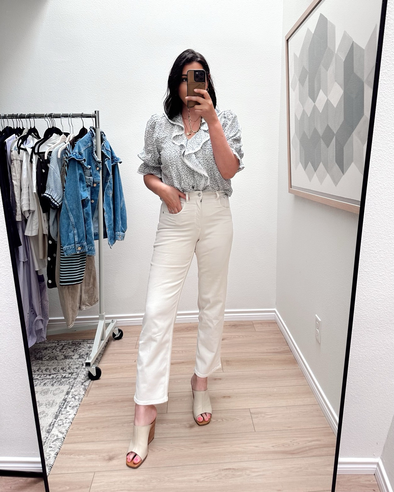 Tried these @spanx jeans in white and love them. This is the 90s High Rise Straight leg in the medium. Fitted at the waist for me. (I'm kind of in between m/l with spanx!) They're completely opaque too, which is a huge win for white jeans! 

 