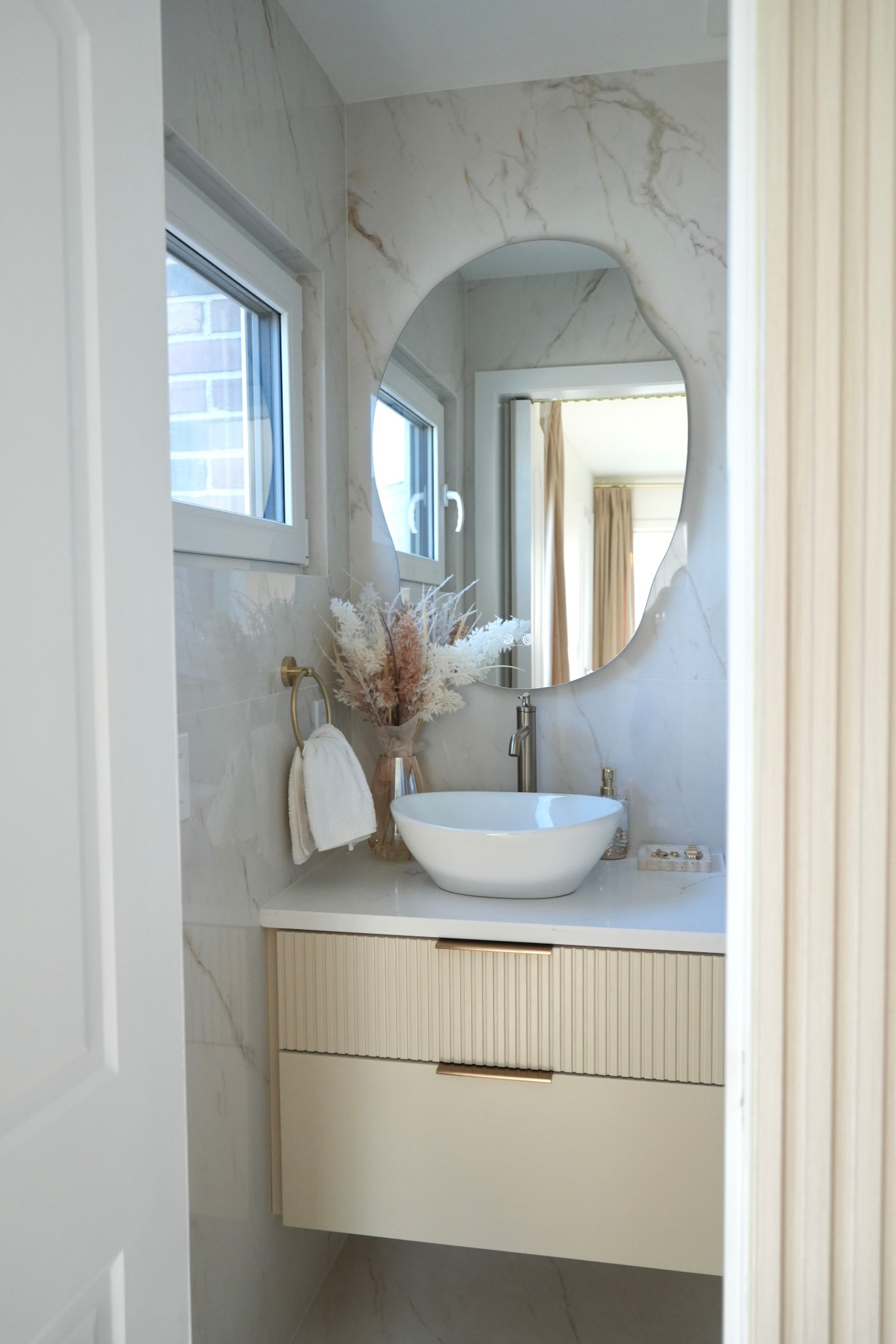 Bathroom inspo ✨ 


Floating vanity, LED mirror, vessel faucet , sink bowl, 

#LTKHome #LTKstorytime #LTKSaleAlert