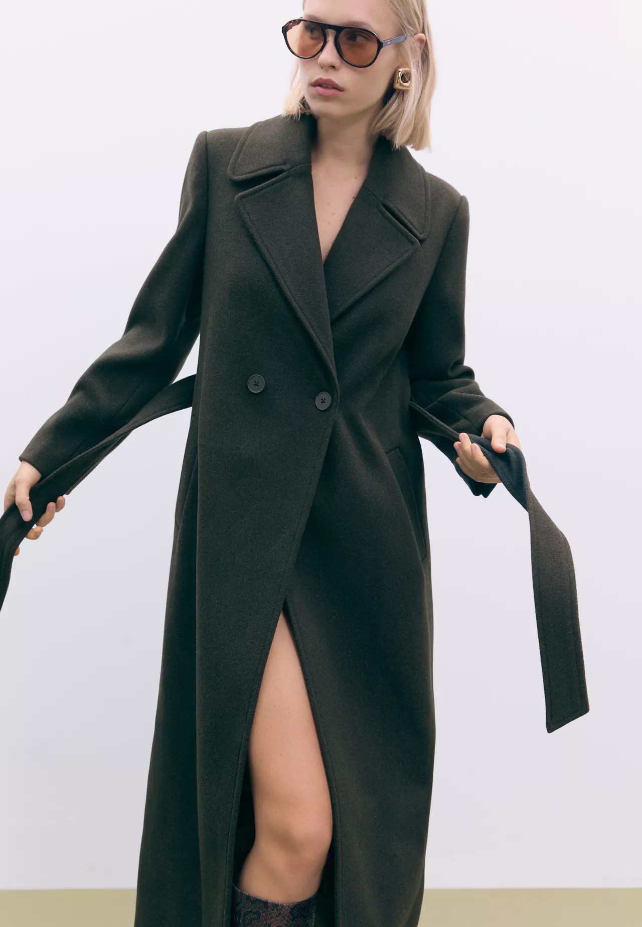 Langer Mantel mit Gürtel | Stradivarius DE