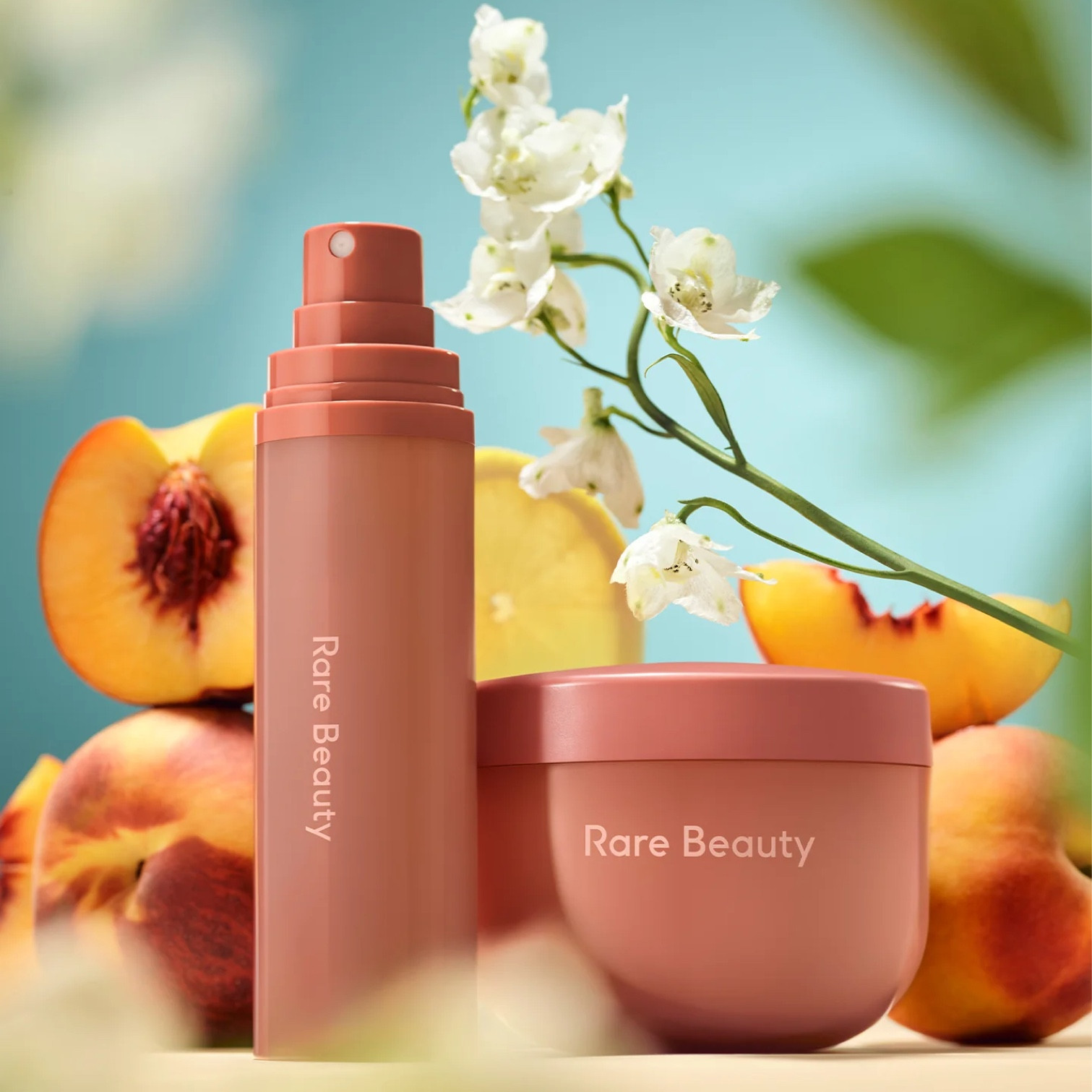🌟RARE BEAUTY AWAKEN CONFIDENCE BODY COLLECTION 🌟

In arrivo il 12 dicembre una nuova, fresca e vibrante Linea Corpo di @rarebeauty al delizioso profumo di pesca, fiori d’arancio e legno di sandalo, la Awaken Collection 🍑

La nuova linea è composta da due prodotti:
- Find Comfort Body & Hair Fragrance Mist, ovvero la Mist per il corpo e per i capelli (al prezzo di 35 euro);
- Find Comfort Bouncy Body Cream, ovvero la crema corpo idratante (al prezzo di 44 euro).

Vi incuriosisce questa nuova profumazione?🛍
#rarebeauty #rarebeautybyselenagomez #rarebeautybodycollection #rarebeautyawakenconfidence 