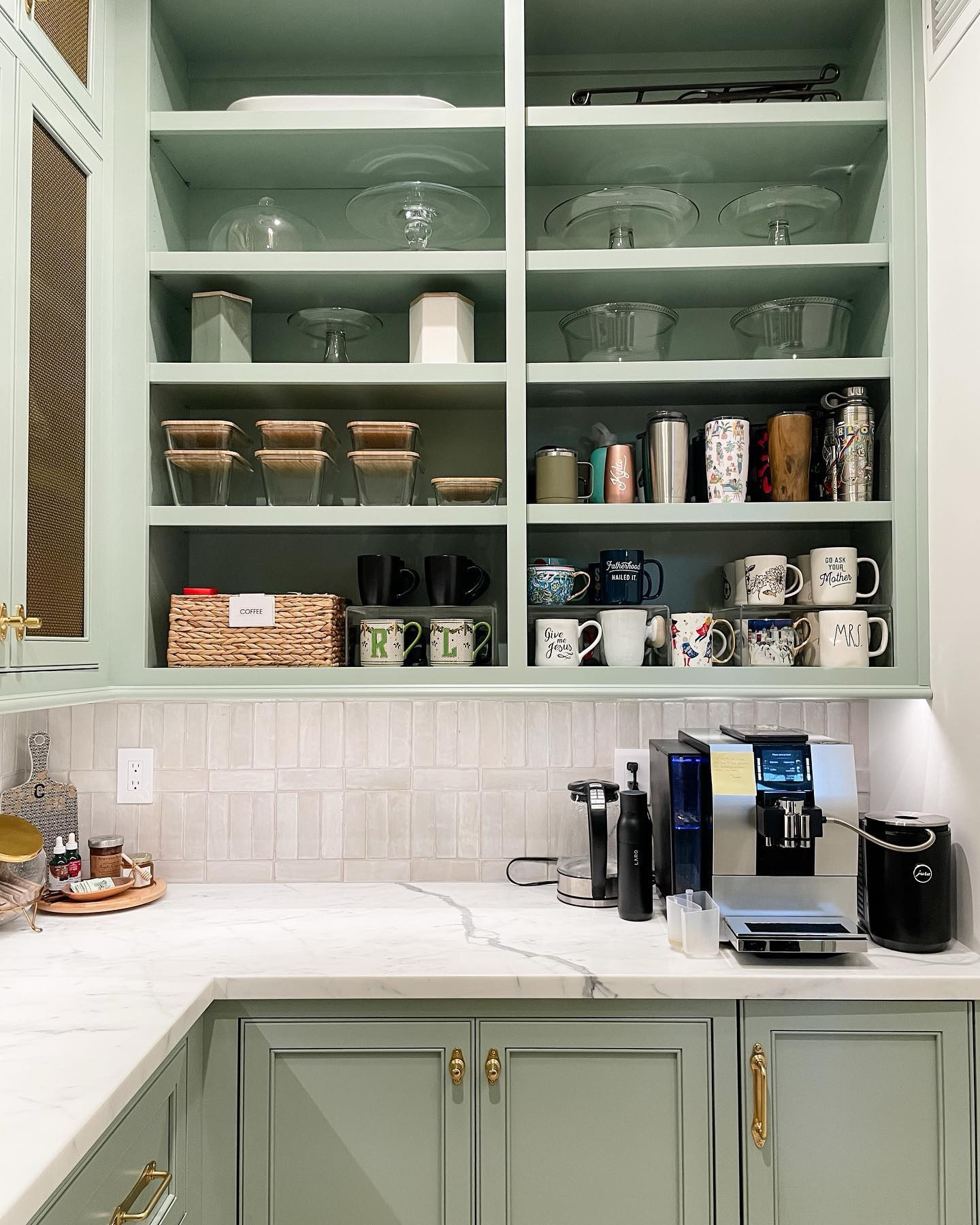 Taking you behind closed doors in the dreamiest pantry today!

A space worthy of keeping the door open, just in time for the holidays. #swoon