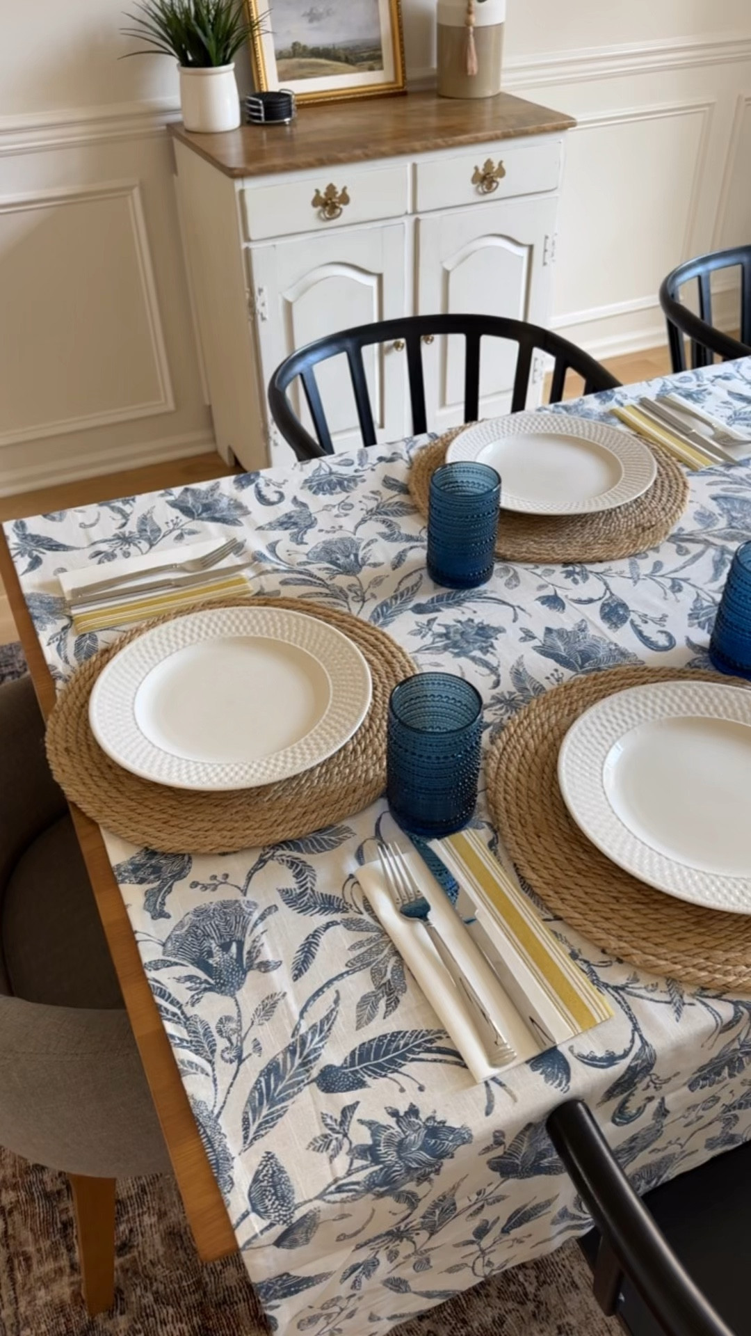 Hosting season is here 🤩 #tablescape #diningroomdecor #dining

#LTKParties #LTKHome #LTKSeasonal
