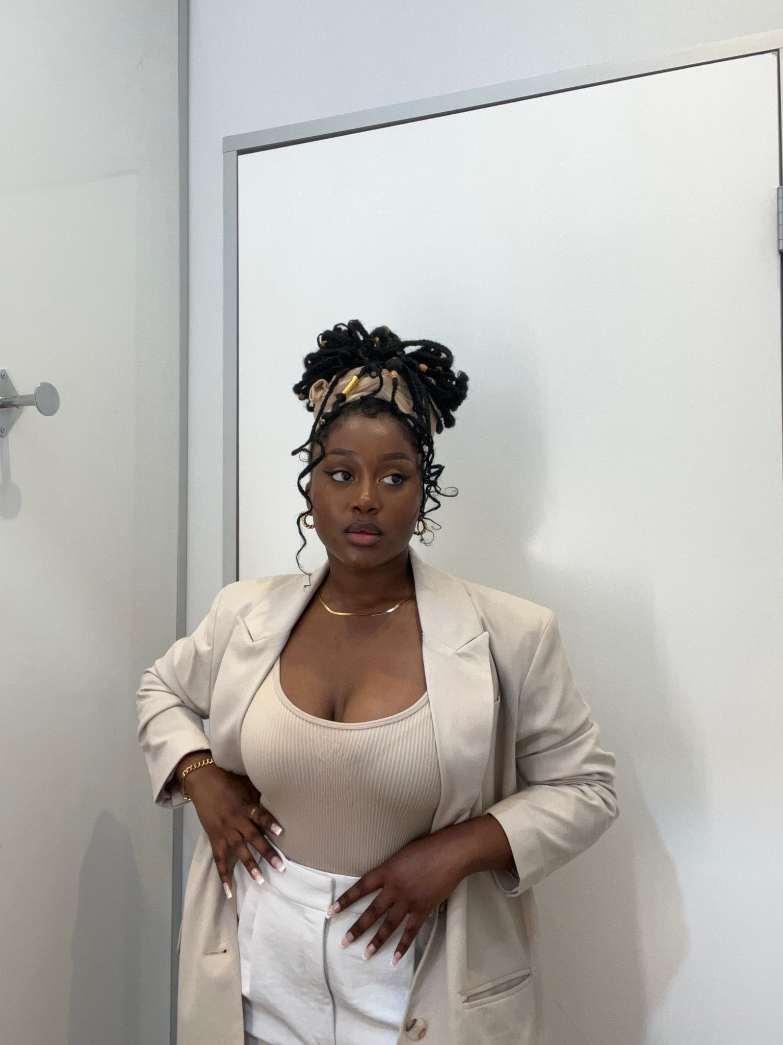 It’s a neutral affair 🙈

I’m wearing a boyfriend blazer, beige bodysuit and white linen trousers  


#LTKfit #LTKFind #LTKunder50