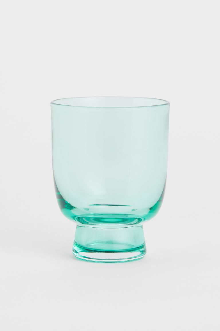 Beverage glass in colored glass with a low foot. Diameter at top 2 3/4 in. Height 4 1/4 in. | H&M (US + CA)