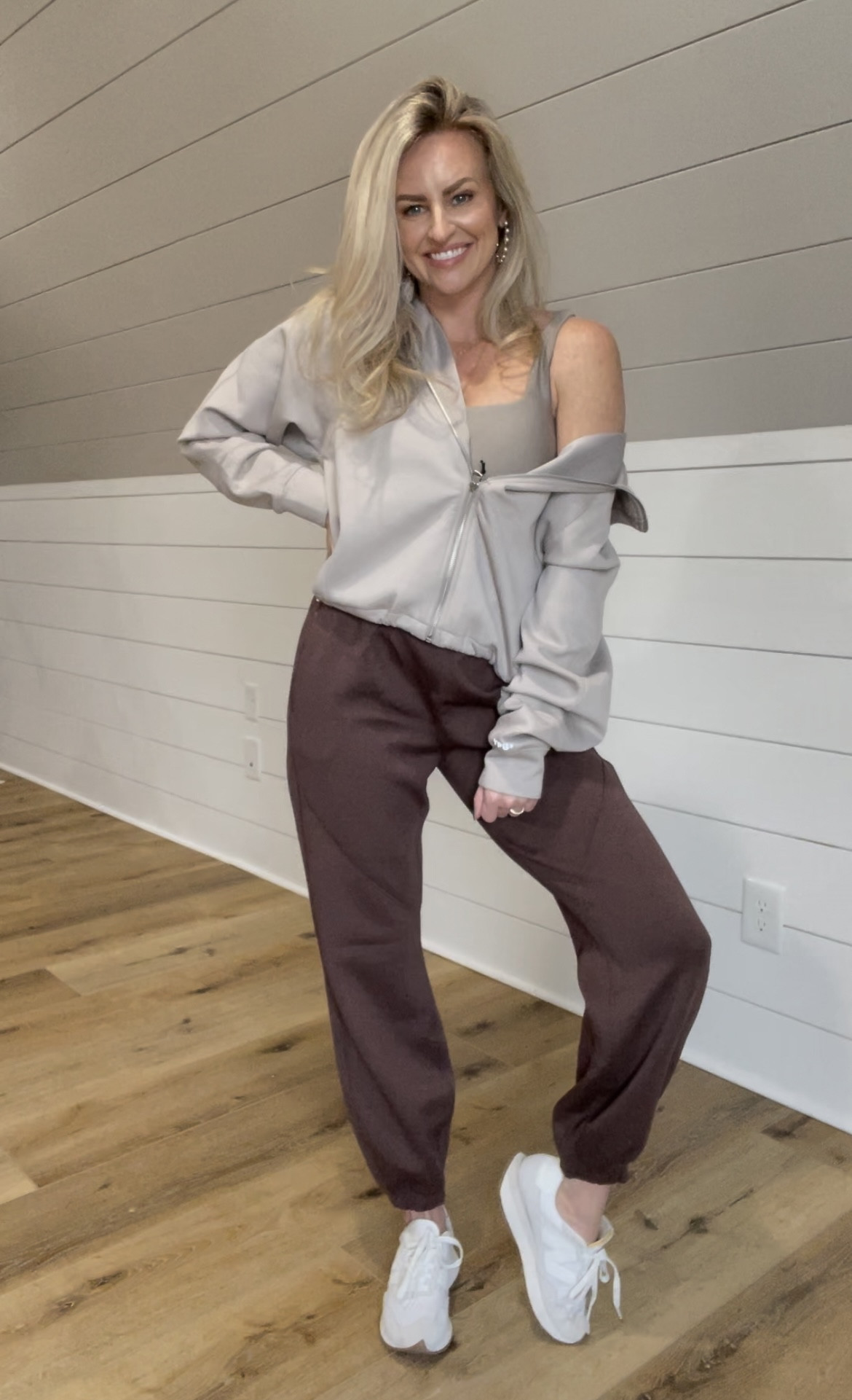 Creamy neutral perfect for going to the gym or just a low maintenance day at home! 

#momstyle #comfy #browns #tans #soft

#LTKsalealert #LTKSeasonal #LTKfitness