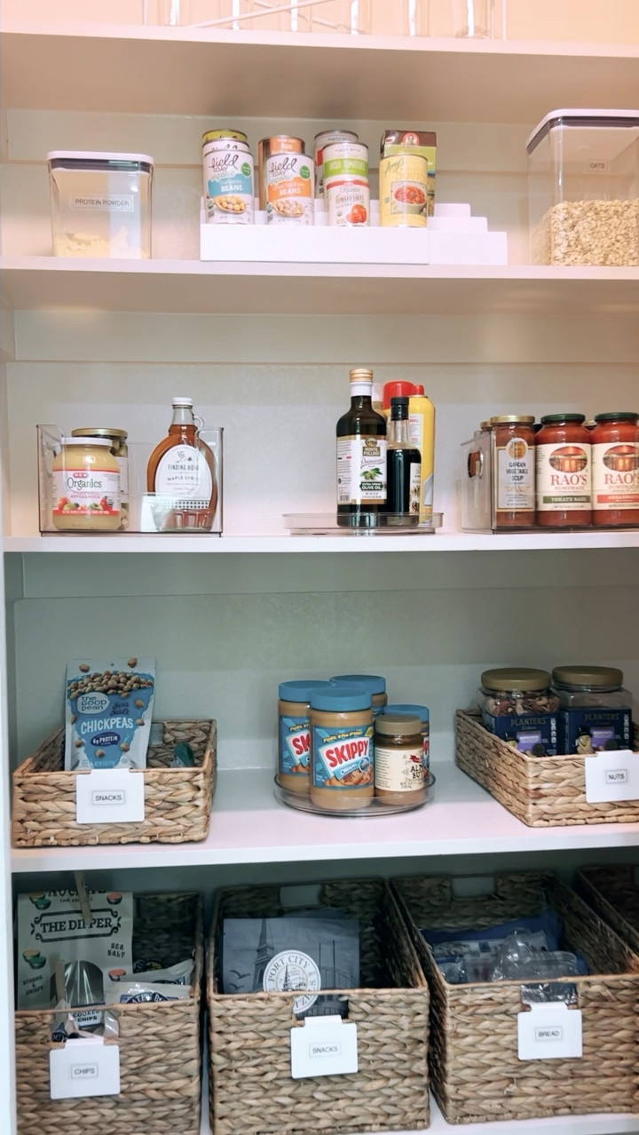Yes!! Labeling helps serve as a guide map for you and your family.  #pantry #LTKpantry