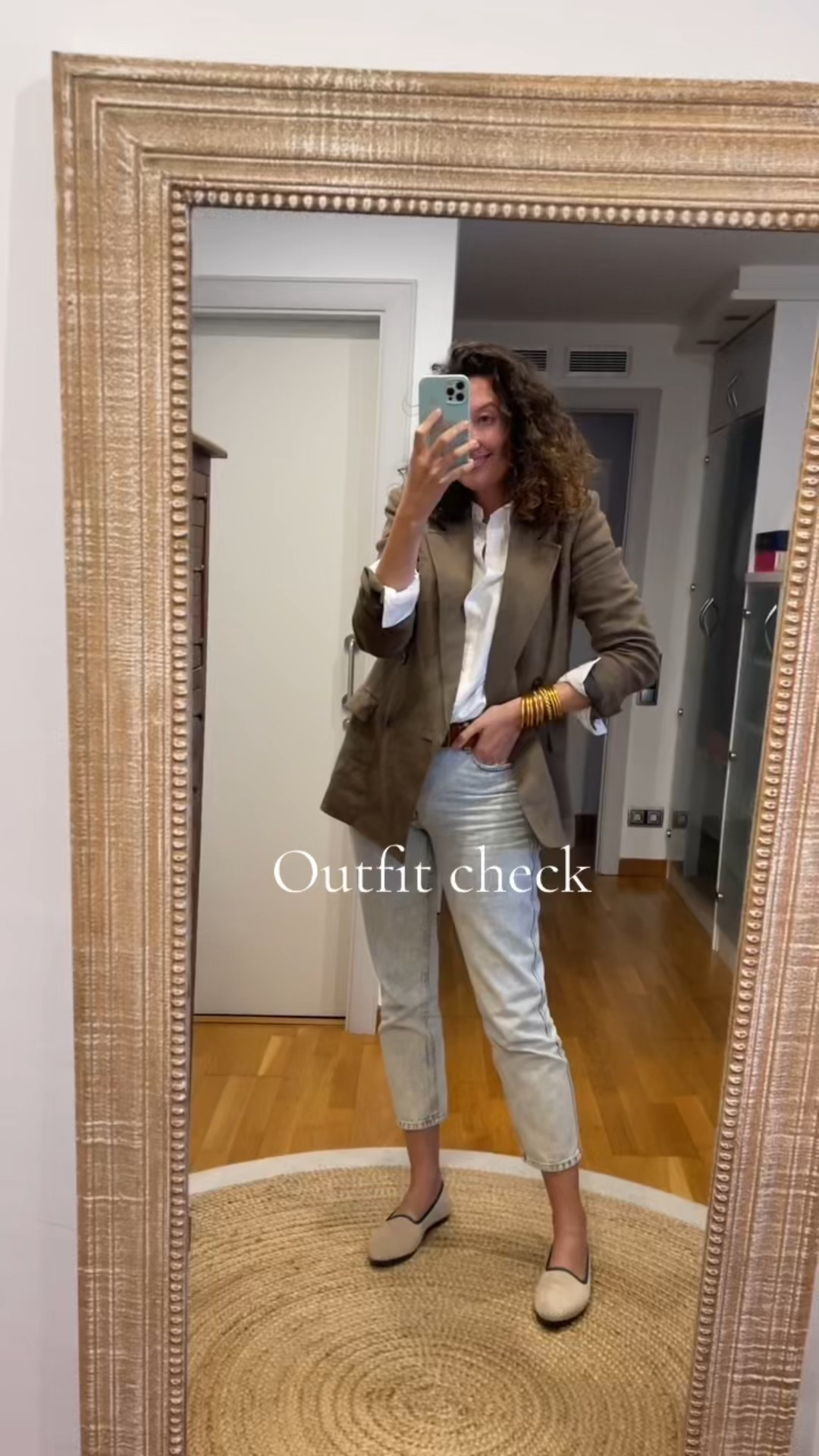 Este ha sido mi look de hoy para ir de viaje a Madrid, un viaje de horas.
He combinado unos vaqueros Tobee yeros con una camisa blanca o Versailles, una blazer de lino en color verde y para los cambios de temperatura sobre todo porque por la mañana hace un poco más de frío, una gabardina en color verde y un pañuelo .

#LTKespana #LTKsummer #LTKeurope