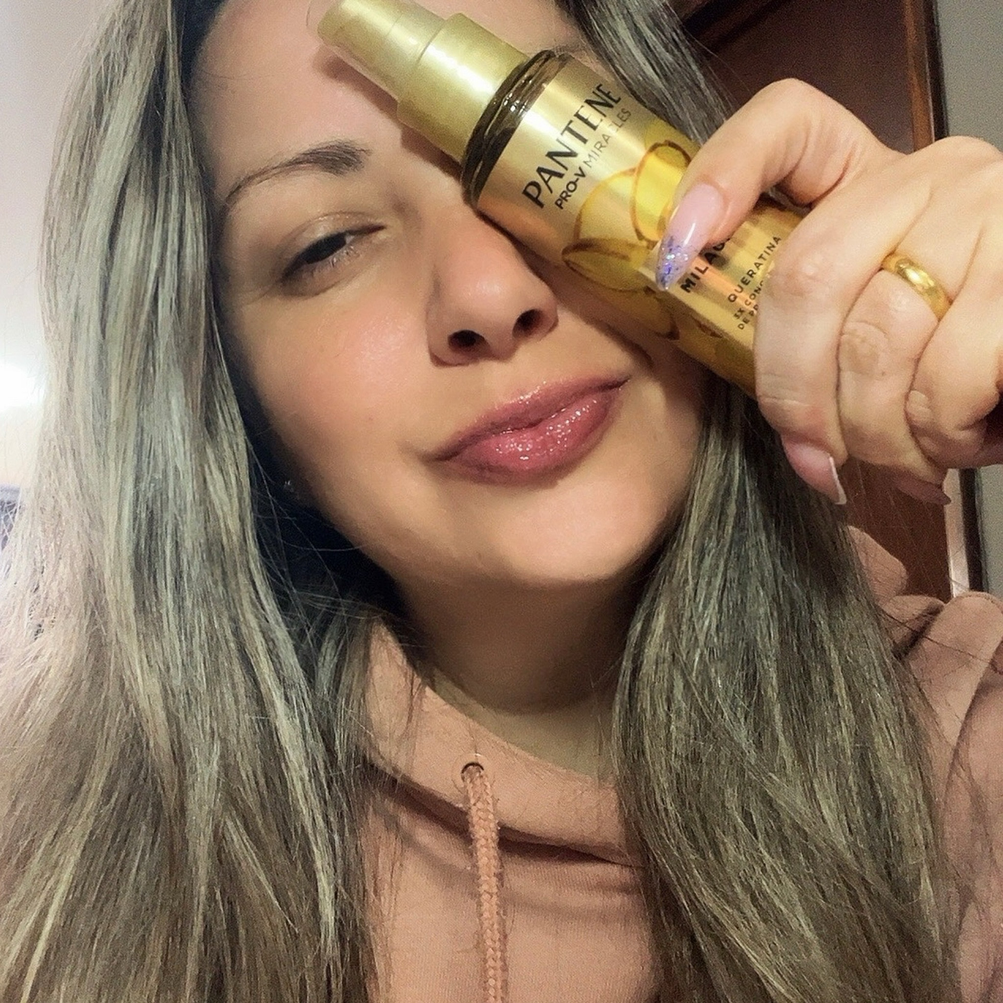 Esse óleo da Pantene é o meu novo queridinho!

Textura fluída, leve, não pesa, é o cheiro é igual de perfume importado!

Só comprem!

#LTKbeleza #LTKbrasil #LTKpromo
