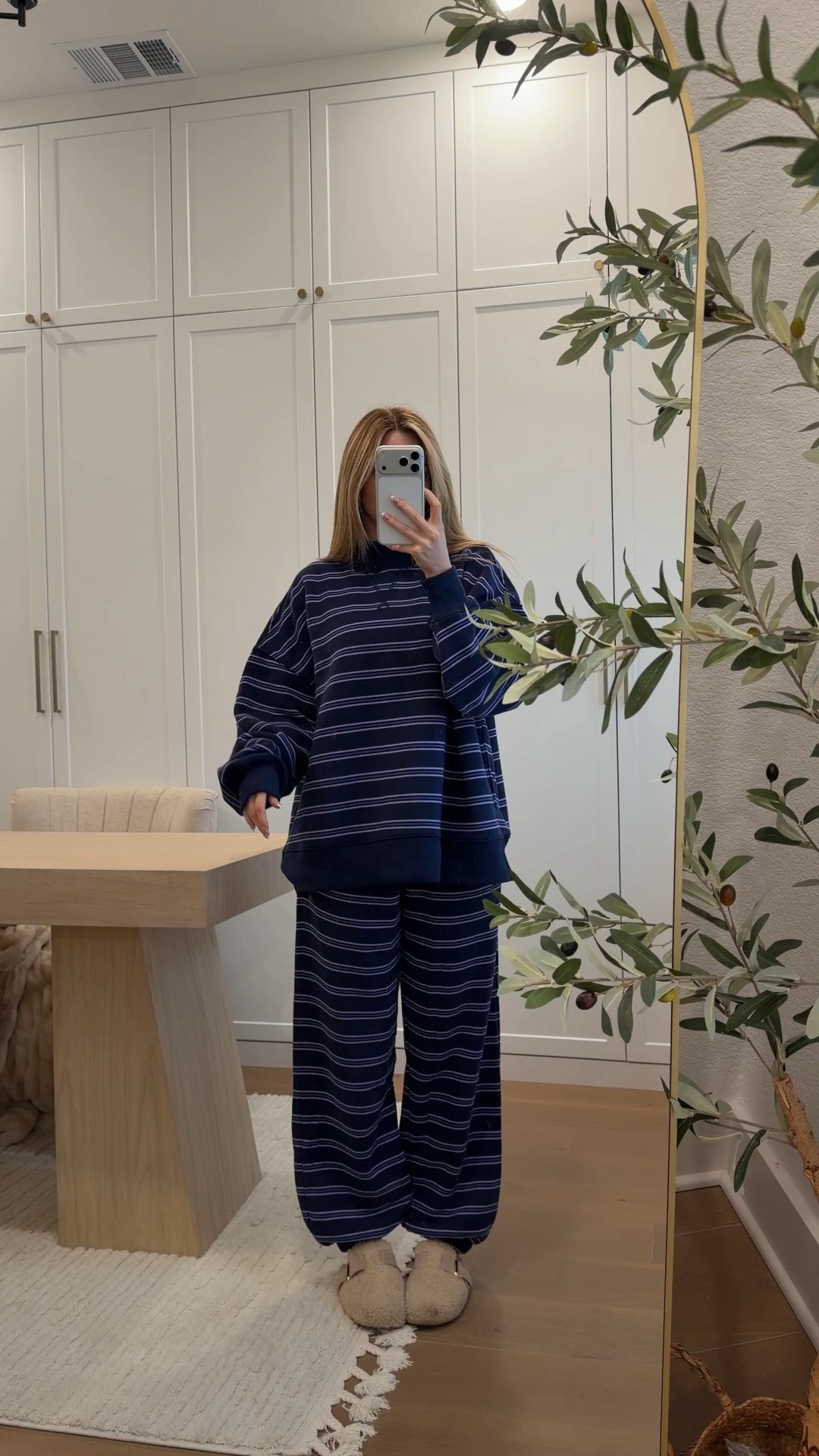 sweatshirt: medium // jogger: xs
this stripe set 😍😍😍