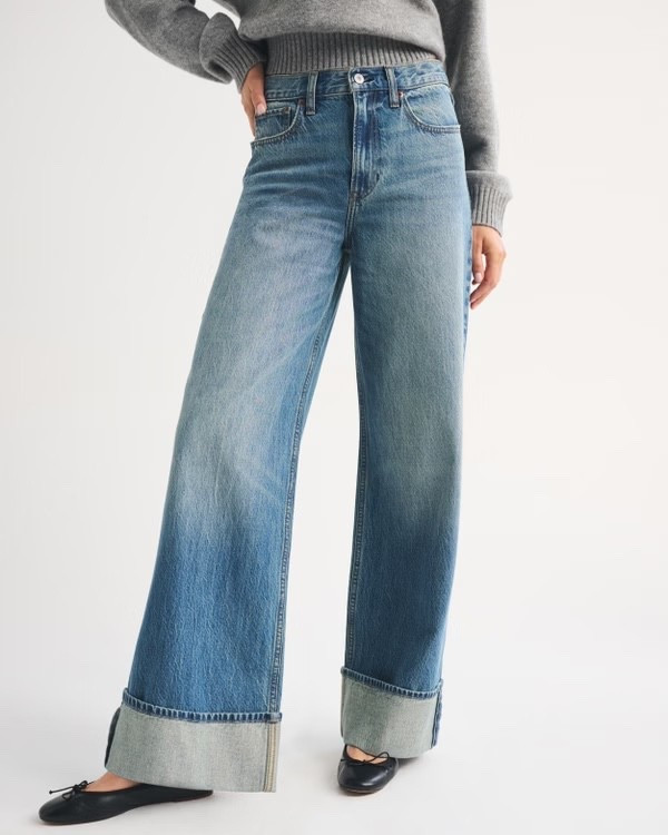 Fits TTS. I am in a 25 short. I am 5’2”