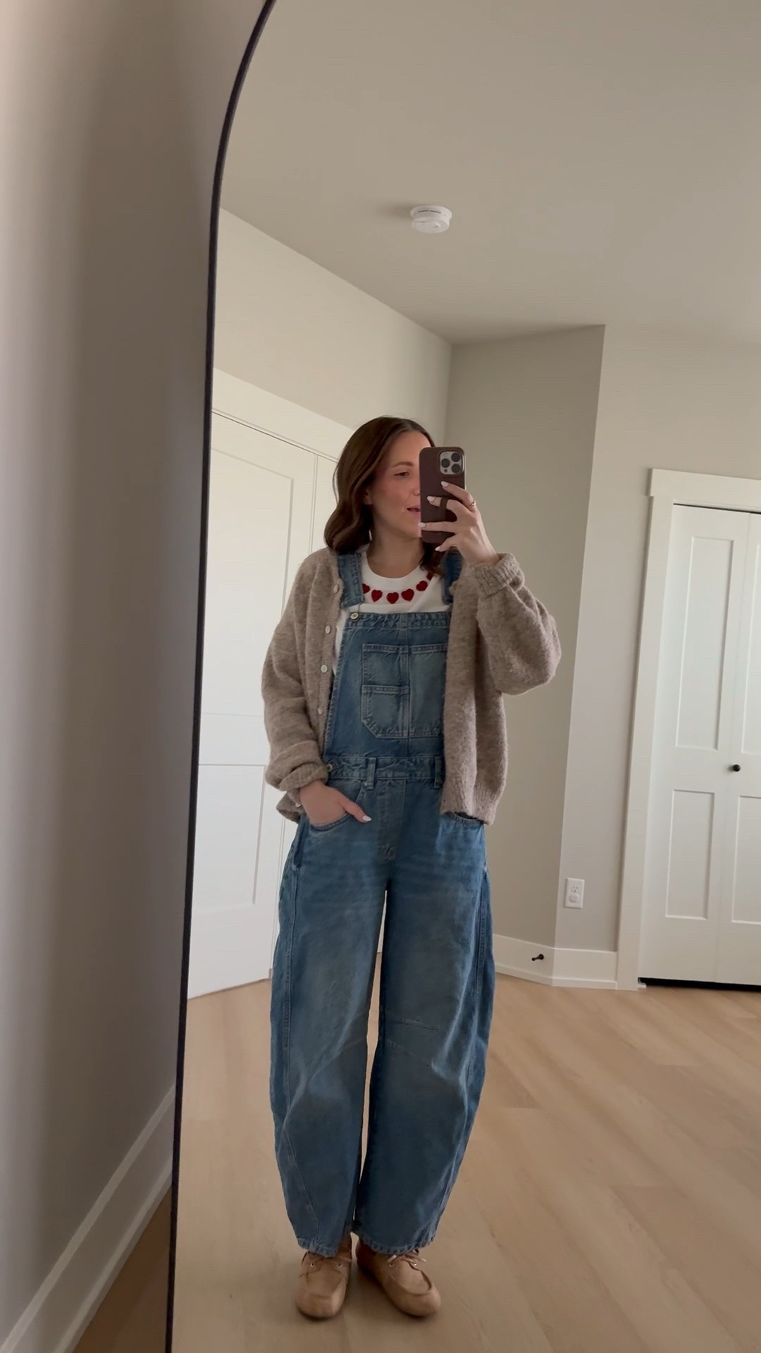 Teacher outfit idea 🍎 barrel overalls and a cute embroidered tee. Wearing a size xs overalls, small tee and cardigan

Teacher outfit idea | barrel overalls | heart tee | Valentine’s Day | boat shoes | casual style | classroom style 

#LTKValentine