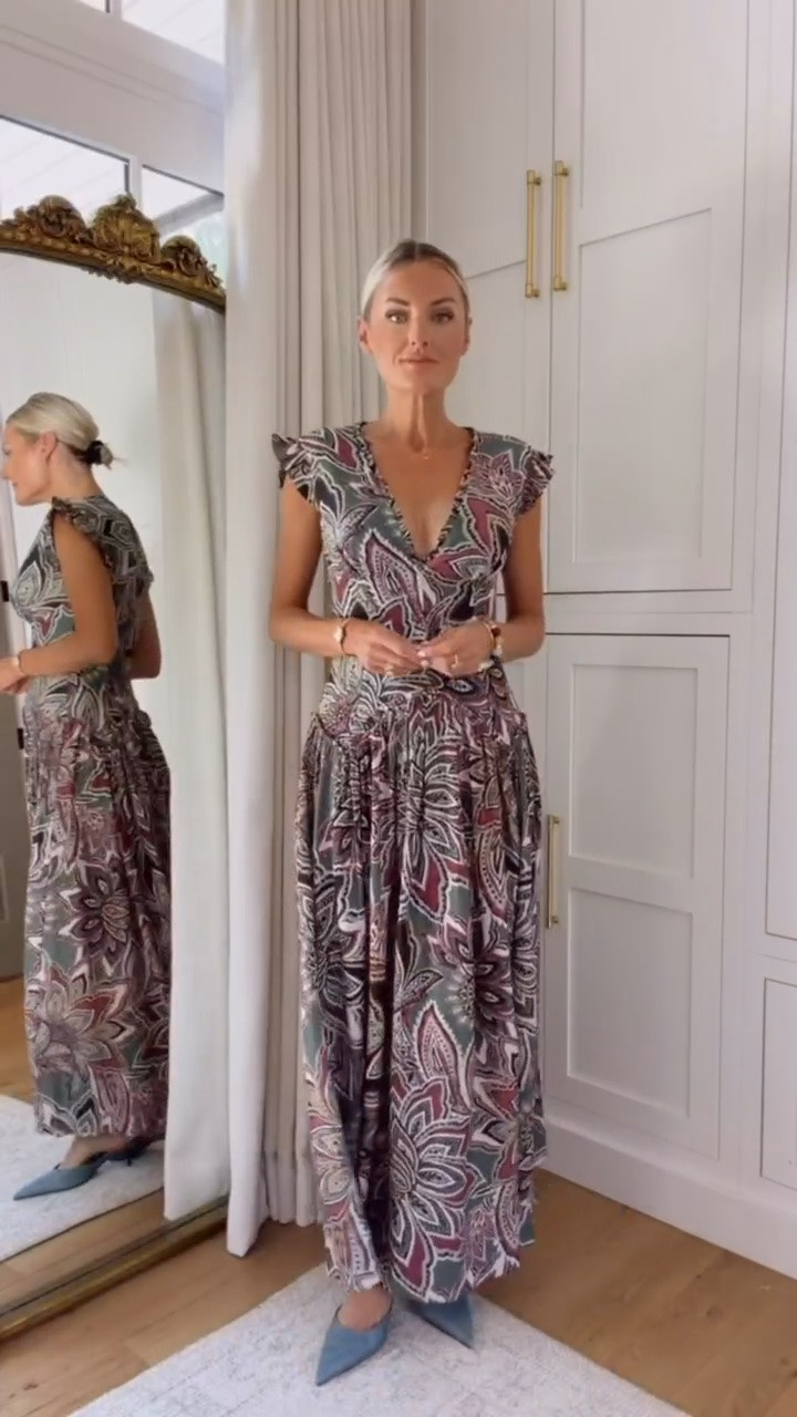 The colors in this dress are SO pretty! This is such a great early fall dress! Perfect for date night or girls night out! Wearing XS!

Loverly Grey, farm rio, fall dress, fall outfit, Shopbop, splurgeworthy

#LTKSeasonal
