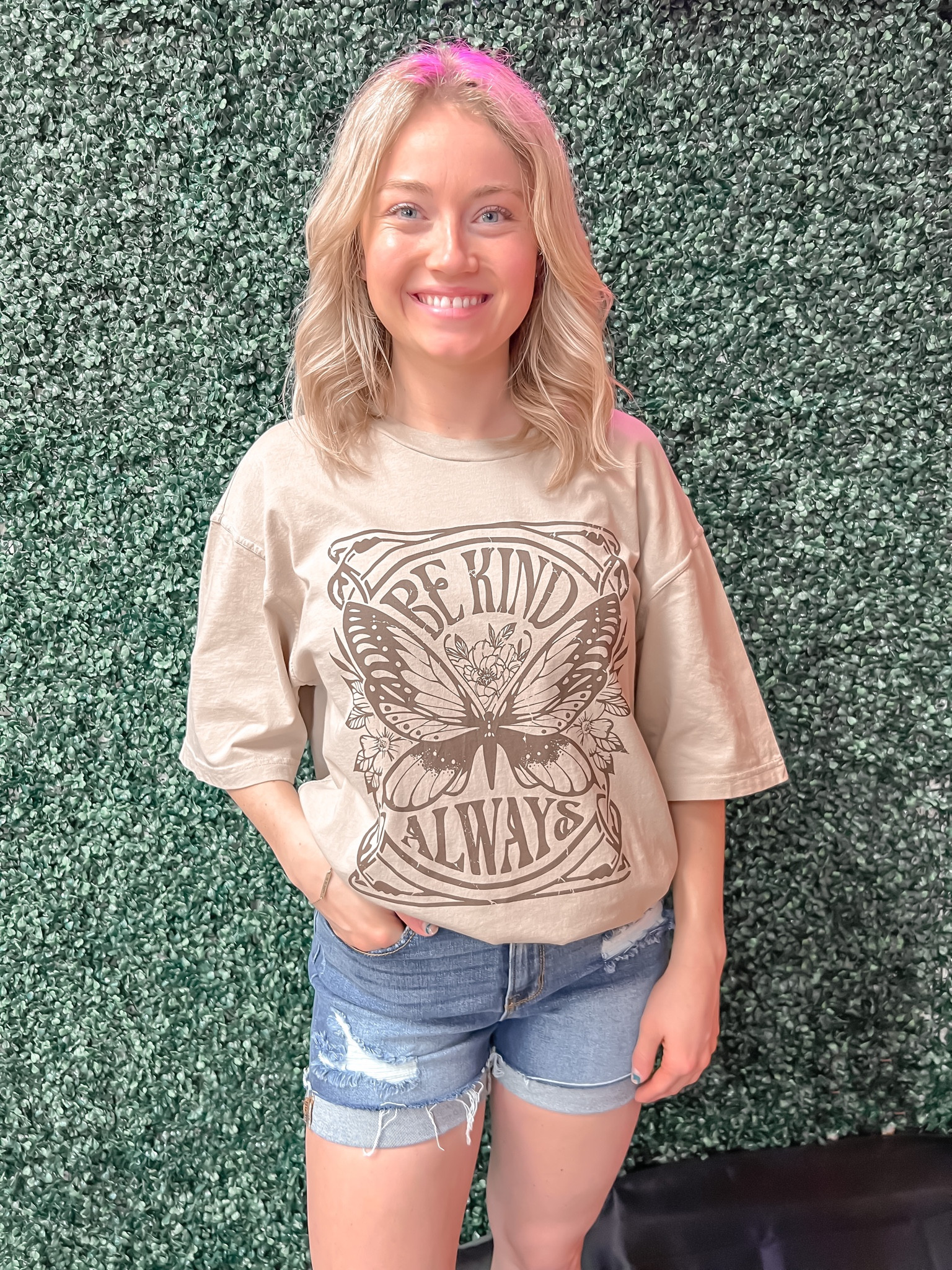 Stretchy denim shorts with oversized graphic tee

#LTKstyletip #LTKunder50