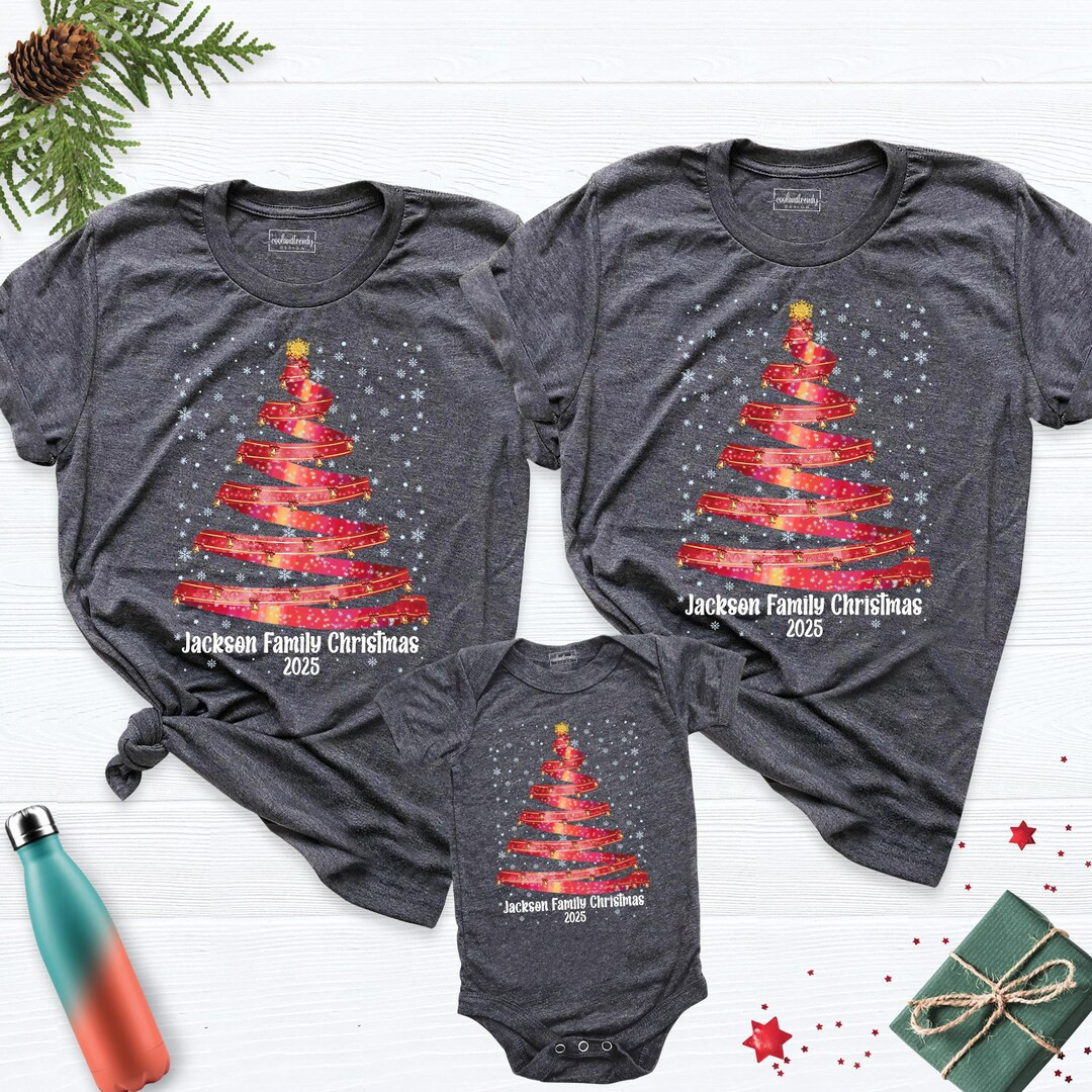 Camiseta navideña familiar a juego con el árbol de Navidad 2025, camiseta navideña personaliza... | Etsy (US)