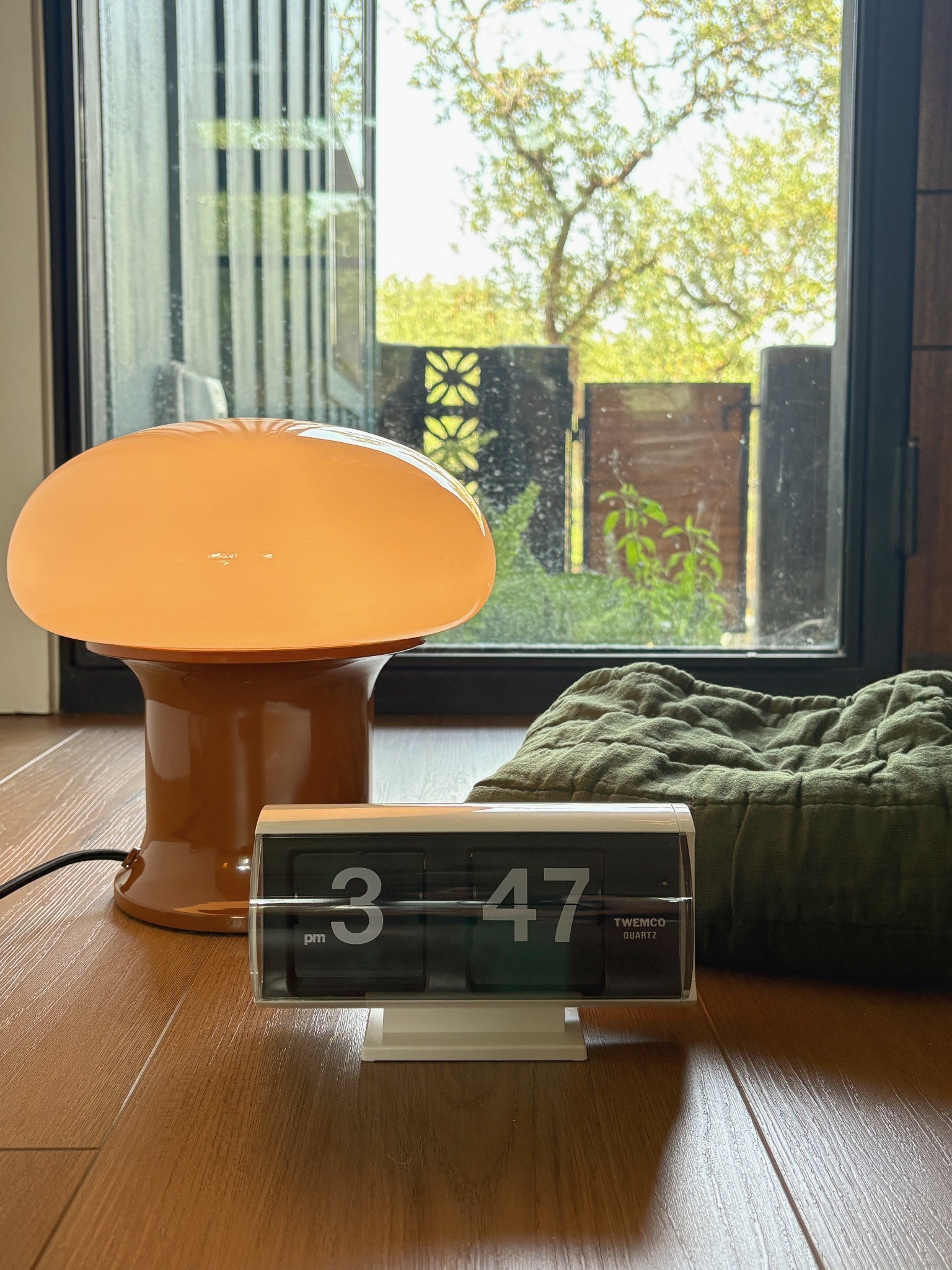 Just unboxed a few things from @SCHOOLHOUSE and had to snap a quick pic before I start moving them around the house. The butterscotch color retro lamp, the flip clock, and the dark green bedding – all lso good in person.

I added links to these and a few other of my favorites, if you’re in a browsing mood! 

#schoolhousespringstyle #schoolhousepartner
#homedecor #ad #retrodecor #MCM #lighting #clock 

#LTKHome