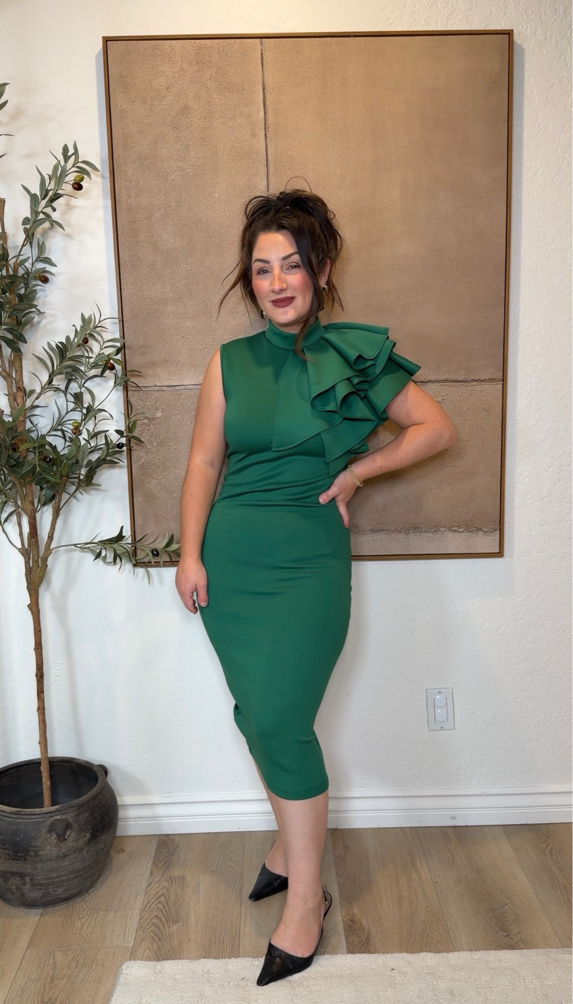 Cocktail dress with a gorgeous ruffle neckline! Size small (5'0" 140lbs)


#LTKFindsUnder50 #LTKPetite #LTKWedding