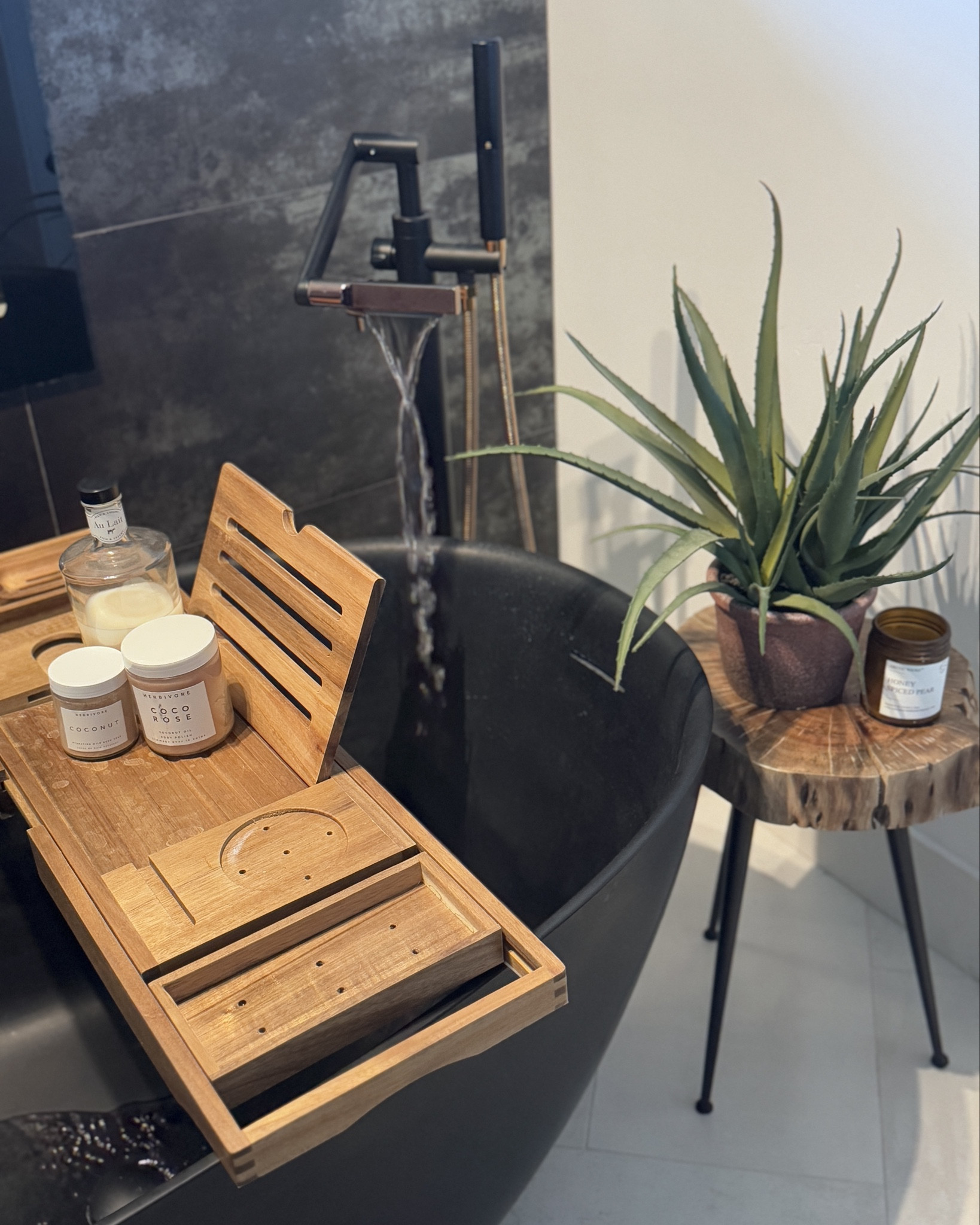 Some details from this luxurious bathroom retreat.🤩