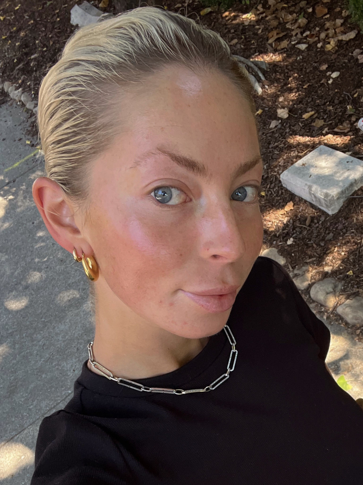 I LIVEEEE in Madewell jewelry. I swear by their pieces and have for years. Some of my gold hoops I’ve had for 3+ years. If you know me, you know most of my gold earrings are from Madewell. The quality is go good, and the prices are 🤌🏻 I like to wear my jewelry pretty consistently/ not have to take pieces off when I shower or go swimming. Madewell jewelry lasts and the quality is top tier. Highly recommend for gold, staple earrings!