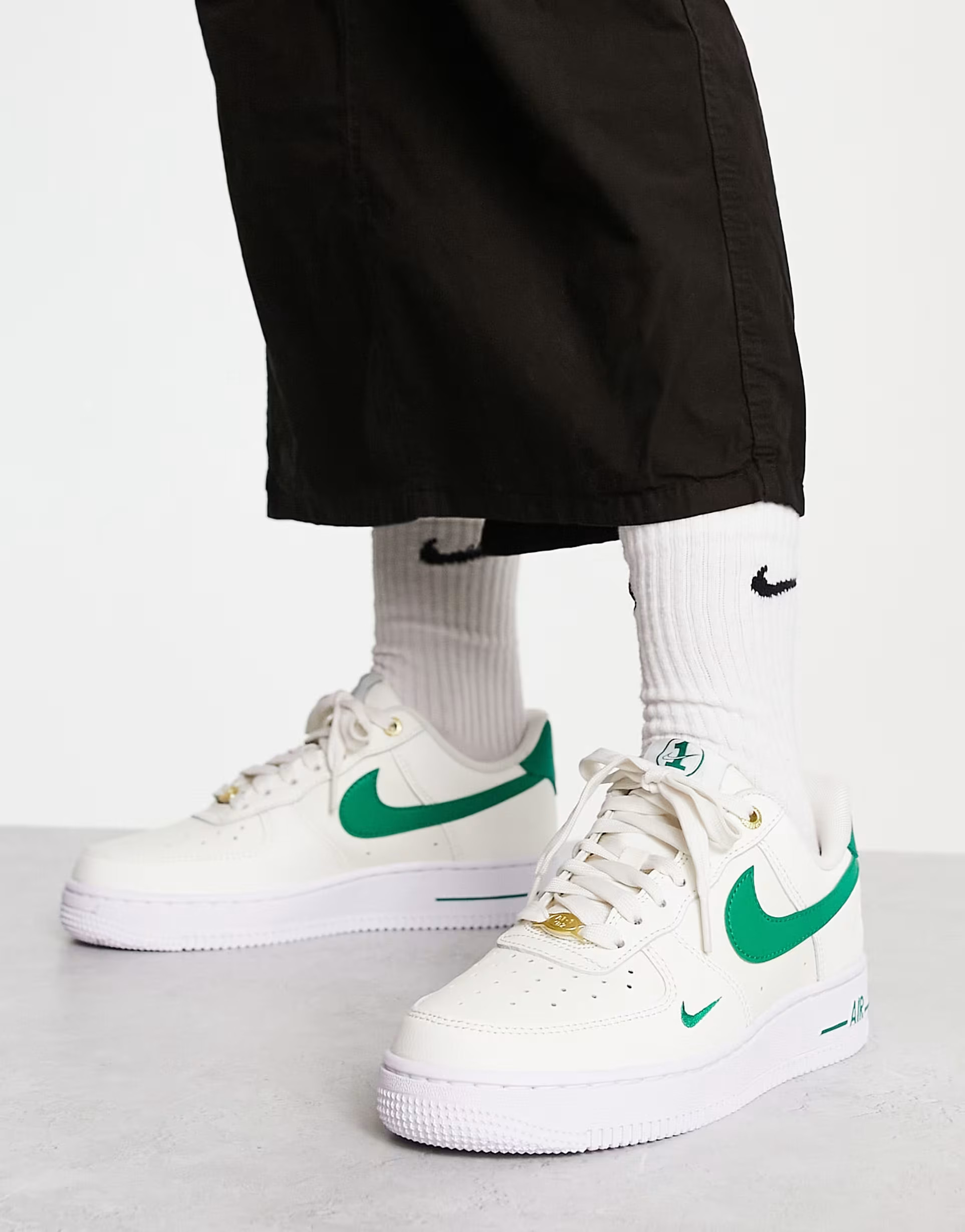 Nike Air Force 1 '07 40th anniversary sneakers in sail white and malachite green | ASOS (Global)