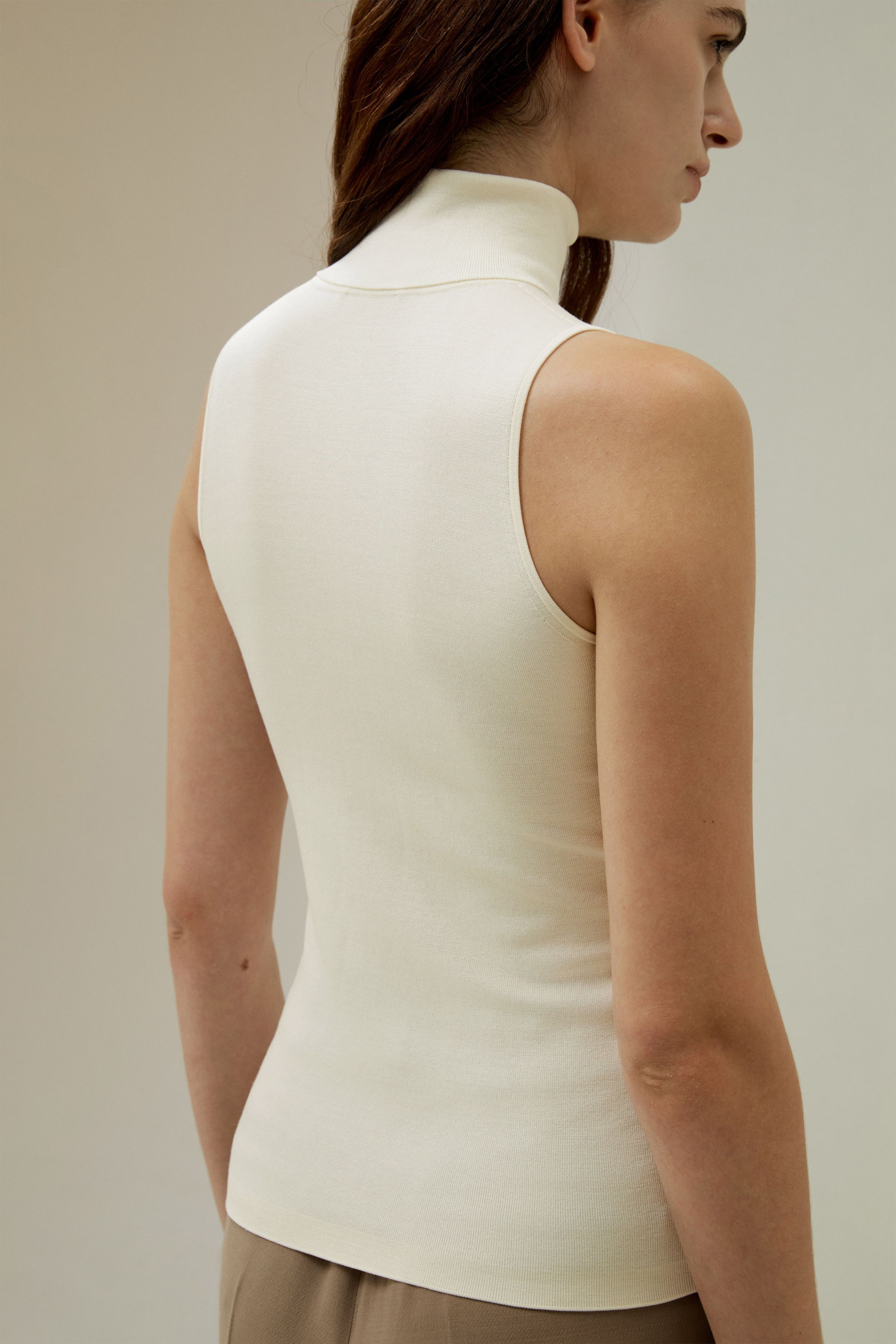 Minimalist Sleeveless Turtleneck Top | LilySilk