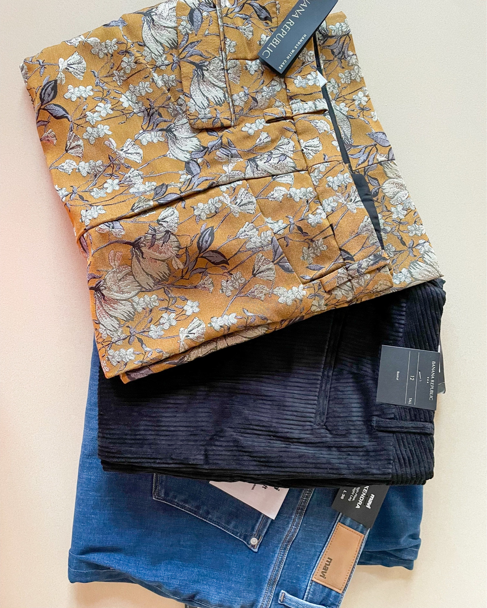 Pants for the tallest amongst us. 🦒

#tallblog #tallblogger #tallstyle #tallclothes #tallrangeclothing #tallstyle #tallclothing 

#talljeans #tallcords #tallcorduroys #36inchinseam #tallpants