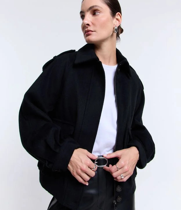 Casaco Bomber em Polyvelour com Fechamento em Zíper e Bolsos Preto | Renner (BR)