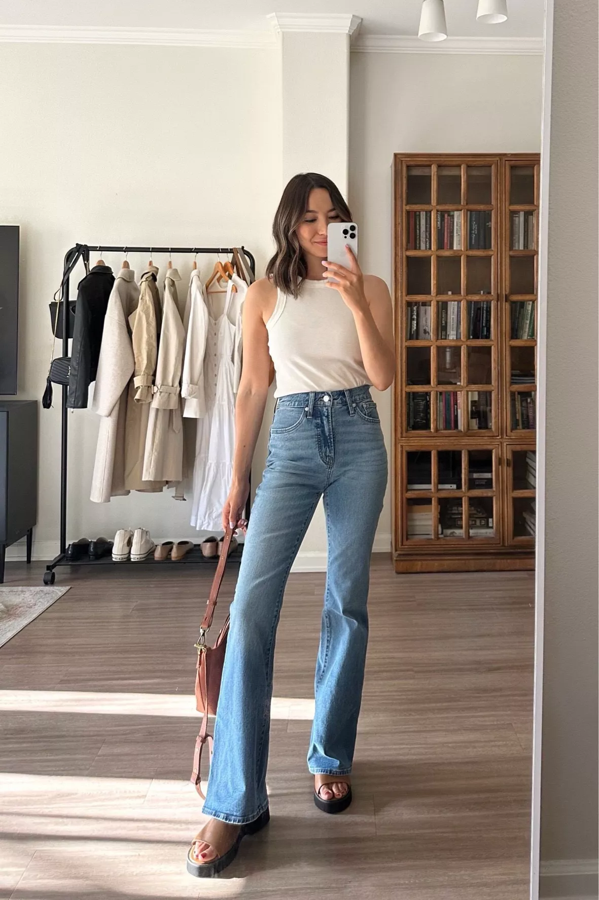 houseofleoblog on LTK  Wide leg jeans outfit, Petite flare jeans, Trendy  fashion outfits