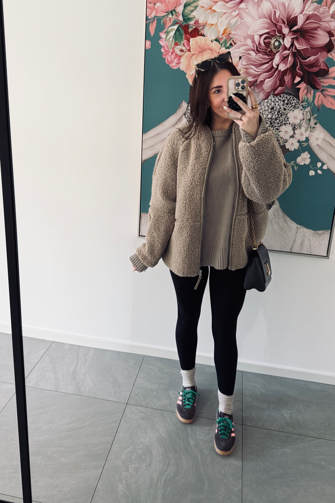 LOOK OF THE DAY🤎

Lieb meine neue Teddyfelljacke🧸

#LTKdeutschland #LTKFashionMonth #LTKstyletip