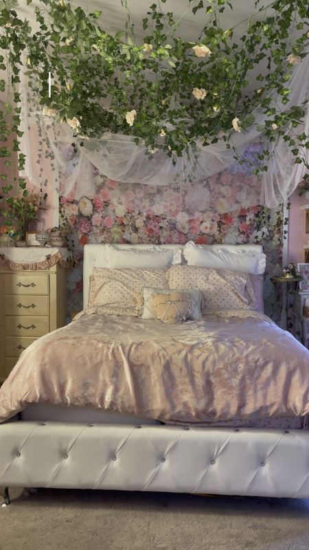let’s make my bed!!🌷 #dreamroom #coquette 