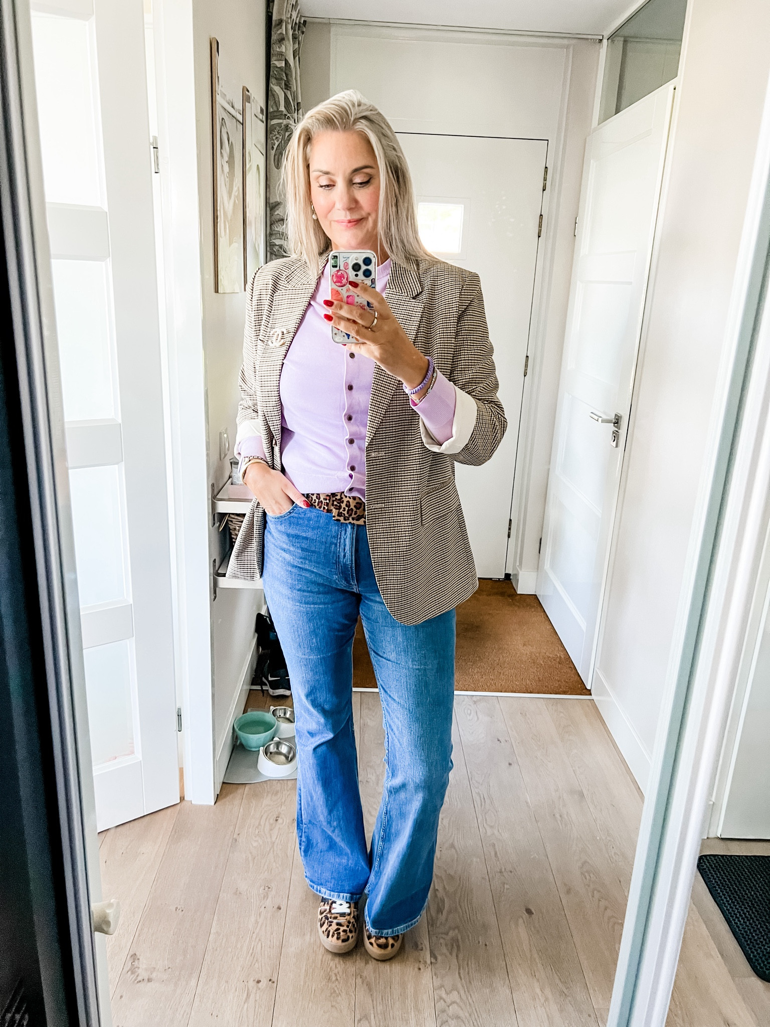 Ootd - Friday. Lilac lightweight merino wool cardigan (Uniqlo), H&M plaid blazer, leopard print belt, Bershka flared jeans and leopard print sneakers. 



#LTKautumn #LTKnederlands #LTKeurope