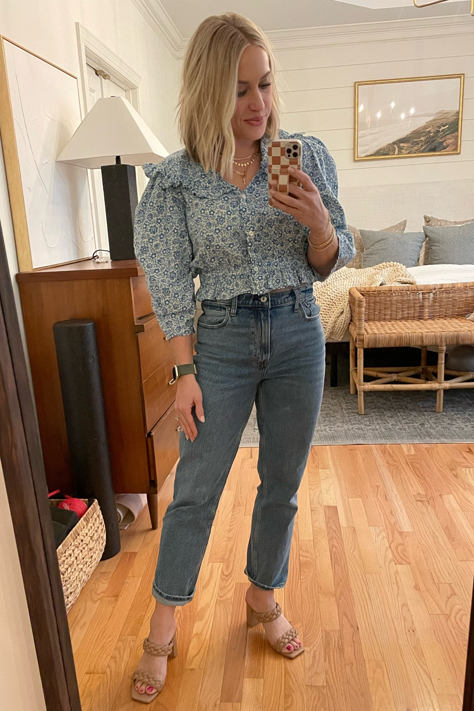 Date night outfit
Top is rent the runway
Abercrombie jeans
Dolce vita shoes