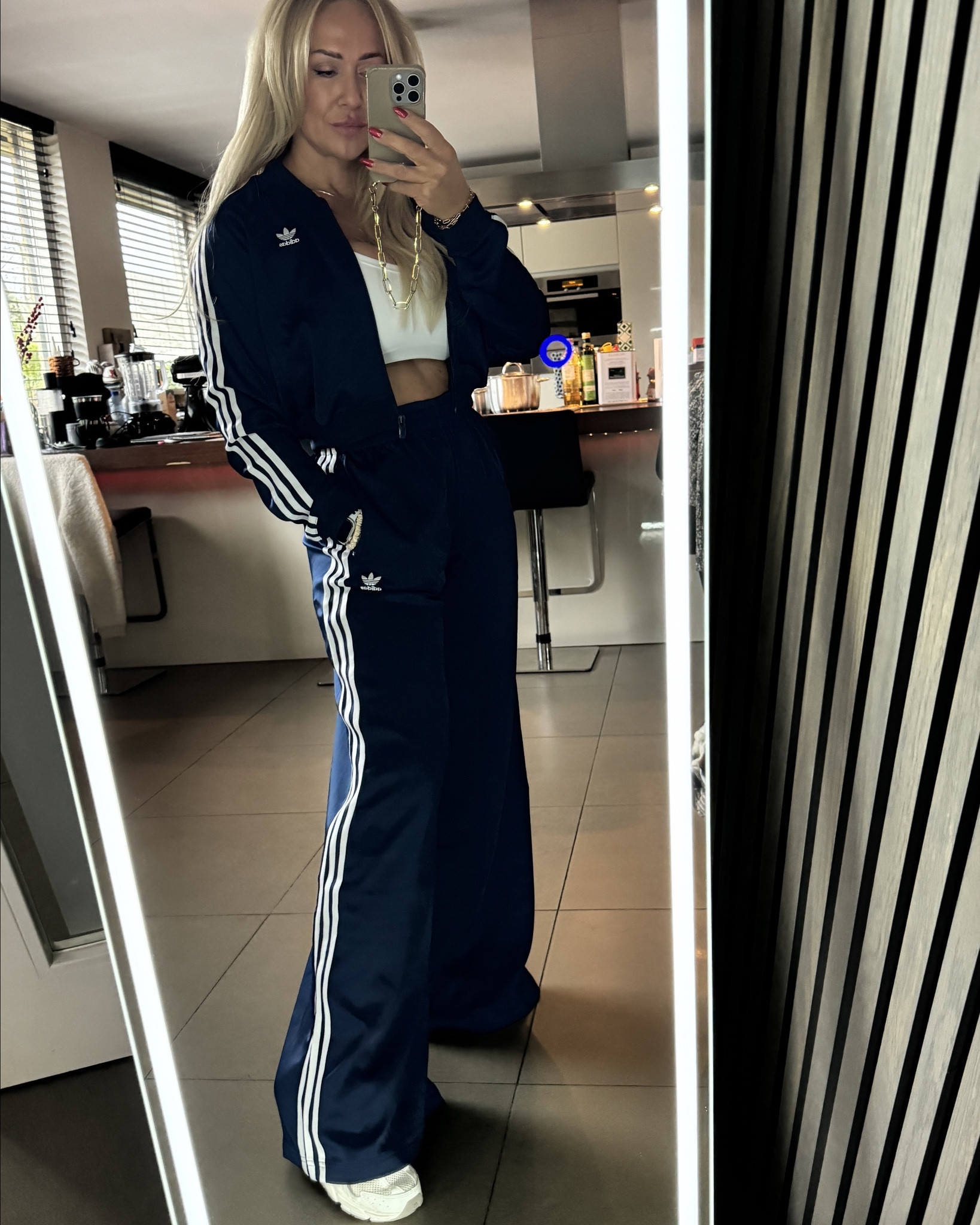 Sporty vibes💙 adidas adicolor satin sport jack (size medium) & wide leg pants (size 34) 

#adidas #adicolor #gymshark #newbalance

#LTKeurope #LTKfitness