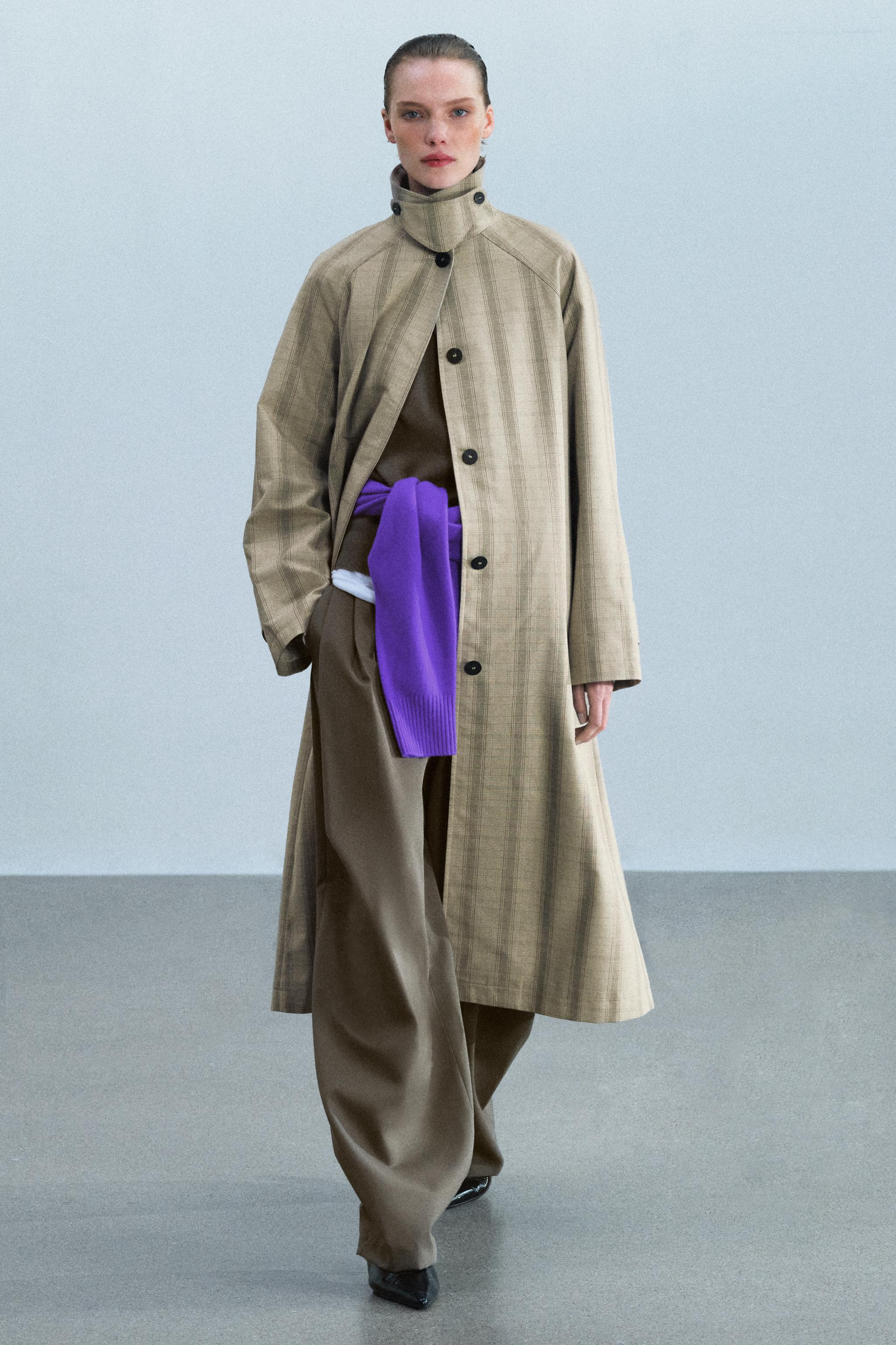 ZARA WOMAN COLLECTION

Langer Trenchcoat mit Reverskragen und langen \u00c4rmeln mit Riegel. Verd... | Zara US