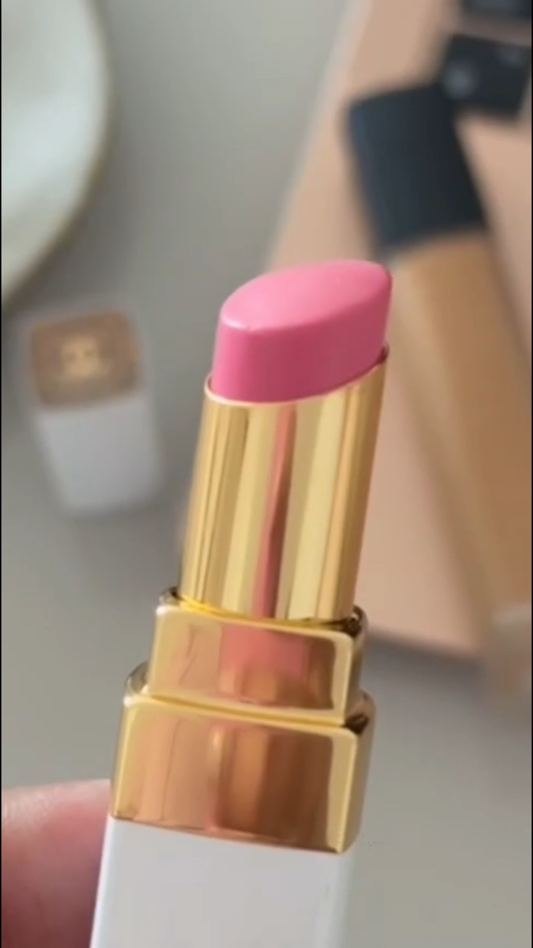 There’s something so special about soft pinks, gold details, and a fresh beauty moment...✨

Chanel Rouge Coco Baume in Blushing Pink and Chanel Ultra Le Teint concealer

#ChanelBeauty
#LuxuryMakeup
#SoftLuxury
#QuietLuxuryBeauty
#RosyGlow
#PinkLipstick
#MakeupUnboxing
#BeautyReels
#HighEndMakeup
#EverydayLuxury