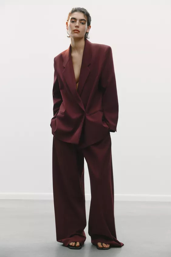 Oversize blazer with a lapel collar and long sleeves with shoulder pads. Double welt pockets on t... | Zara UK