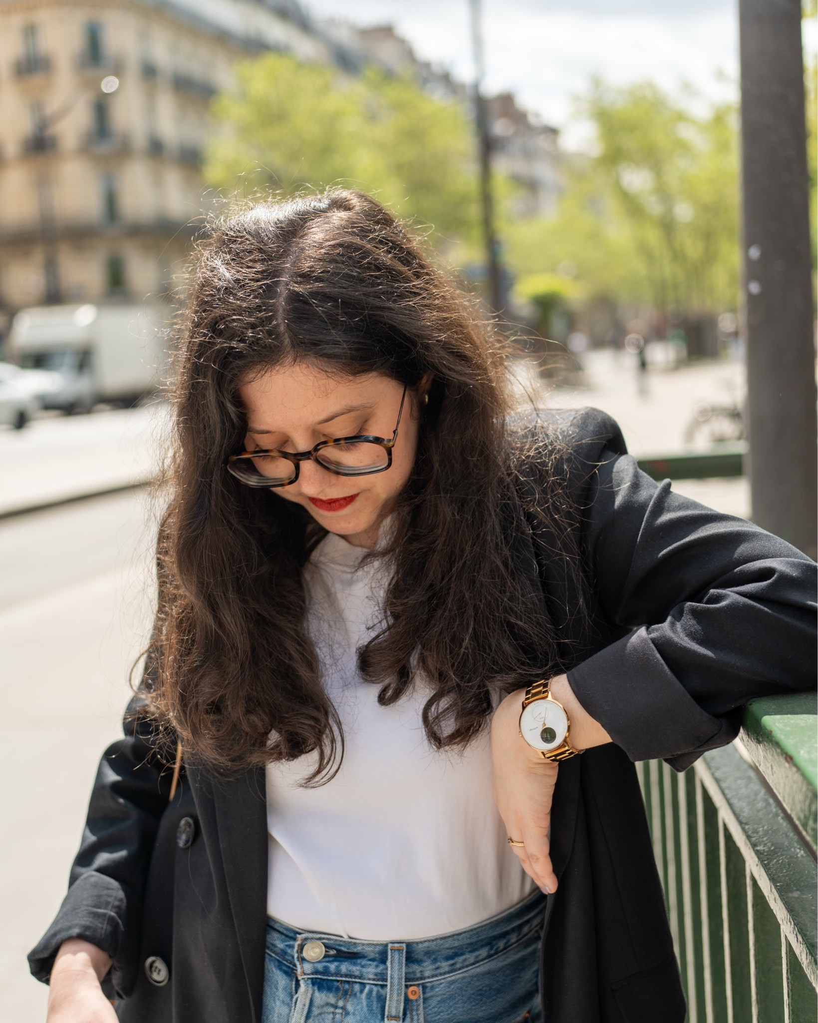 Quand je ne sais pas quoi porter, je reviens presque toujours à une formule simple.

Je trouve que c’est utile d’avoir 1 ou 2 combinaisons dans lesquelles on se sent bien et qu’on peut facilement décliner selon l’occasion ou l’envie du jour.
Pour moi, le combo t-shirt blanc + jean en fait partie. C’est une base qui fonctionne avec à peu près tout : une veste différente, quelques accessoires, une autre paire de chaussures et le look change complètement.
Ça enlève aussi pas mal de charge mentale les matins où l’inspiration n’est pas au rendez-vous 😅

Et toi, c’est quoi ta formule préférée quand tu ne sais pas quoi mettre ?

#LTKstyletip #LTKmodest #LTKjeans