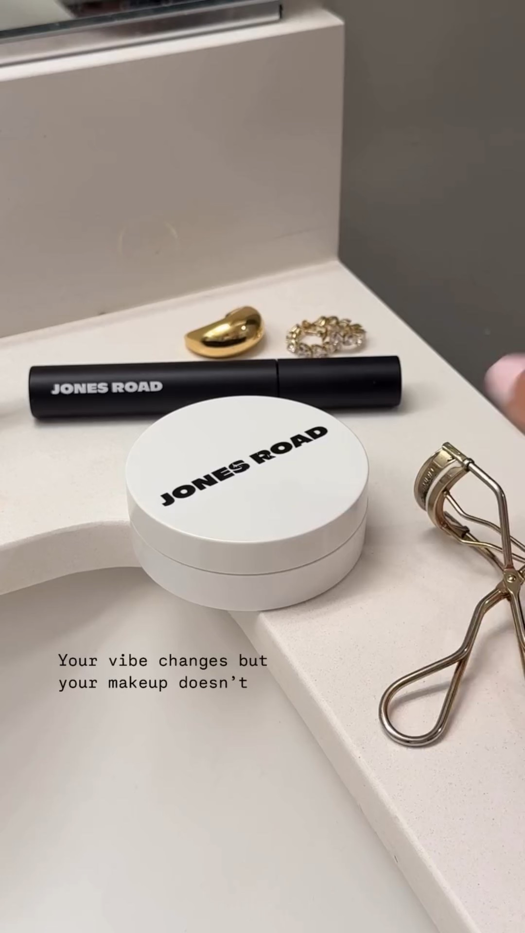Why didn’t I know about @jonesroadbeauty ‘s Miracle Balm and Mascara sooner! The products are clean, simple and so well-made. It’s 100% love at first use for me 🤍👌🏻

#jonesroadbeauty #miraclebalm #cleanbeautyproducts #cleanbeauty #minimalmakeup #blush #mascara #cleanmascara

#LTKBeauty