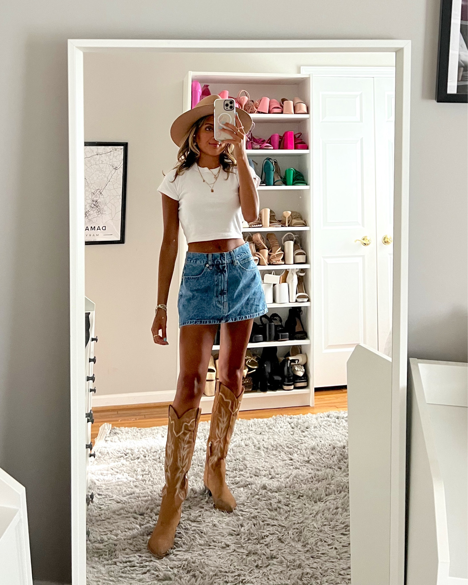 Coastal cowgirl concert outfit ideas to wear this summer. Wearing an XS in this boho pink denim skirt 💗