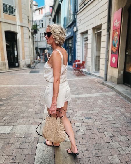 Monochrome 
Monochromatic looks
Summer whites
White shorts
Silk tank
Lace tank
Raffia
Raffia bag