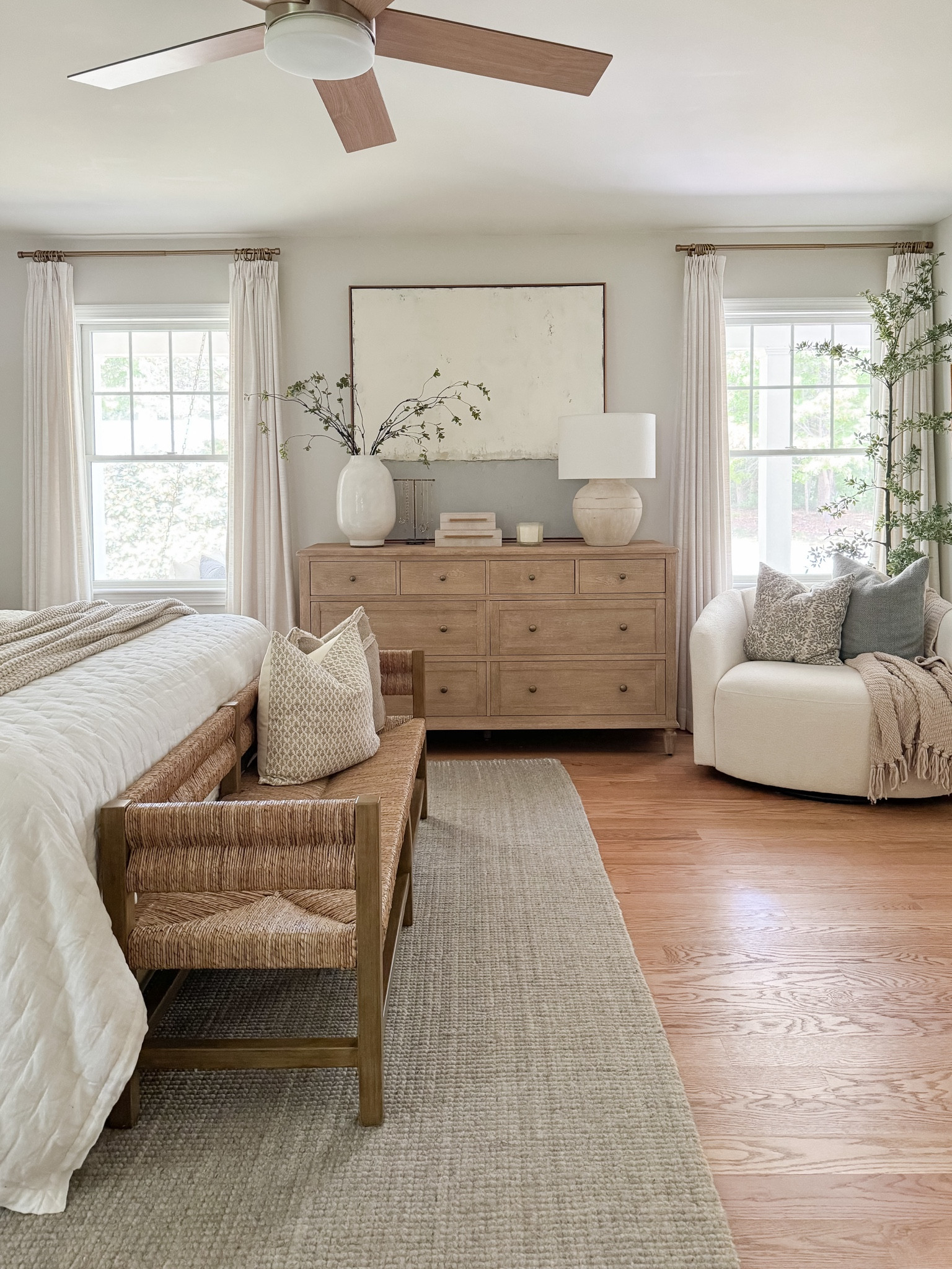 Modern coastal bedroom

Home Home design  Modern home  Home decor  Bedroom design  Bedroom inspo  Bedroom finds  Bed Decor  

Upholstered bed, vintage bench, pottery barn bedroom

#LTKStyleTip #LTKHome #LTKFindsUnder50