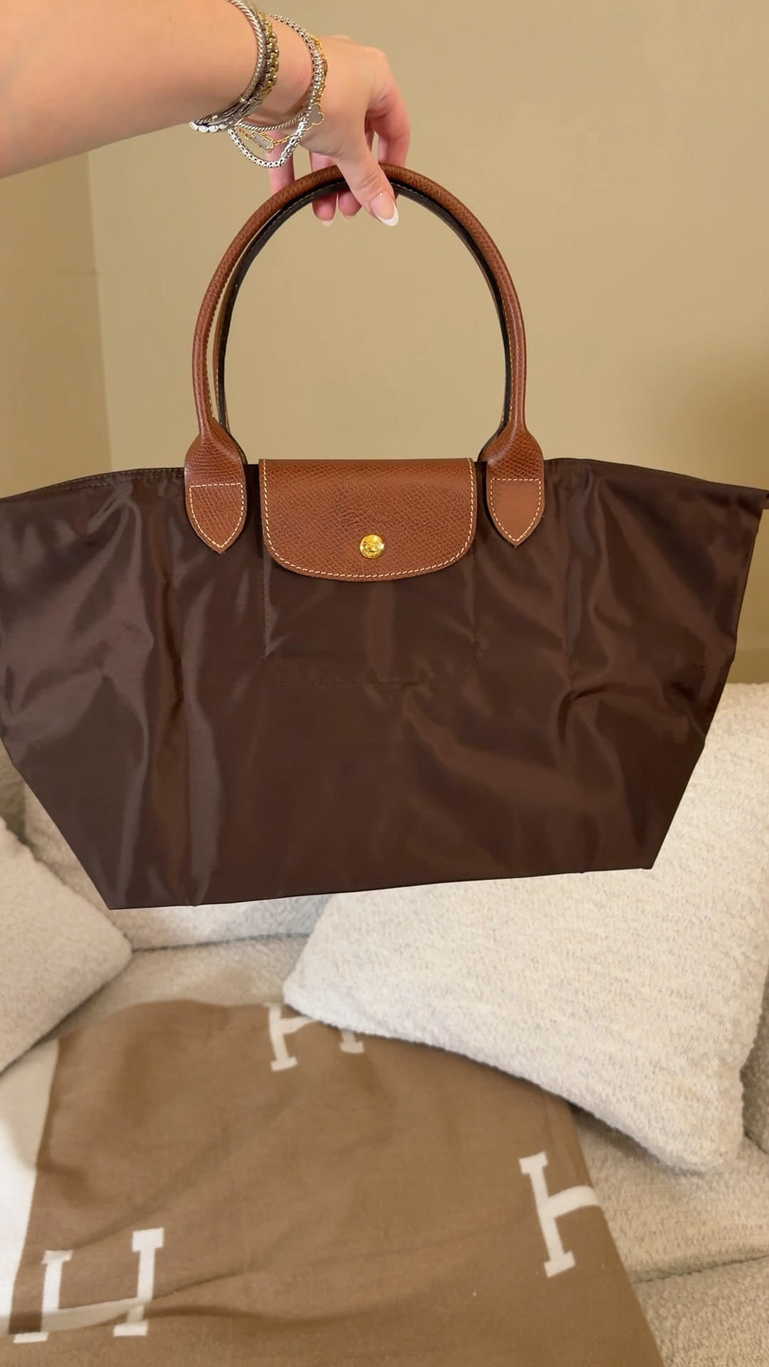 The ultimate fall tote 🤎 comment SHOP & I’ll dm you the link to the bag and the insert ♥️

I finally got one of the mocha Longchamp Le Pliage totes they brought back and got the large with the short handle. I love that it gives it such a different look but it can still be pulled up on my shoulder and fits more securely since the straps are shorter.

I put a large felt insert in this tote and it fits perfectly!

The mocha color indirect for fall and winter and will go with everything. Longchamp totes make the perfect gifts as well ♥️