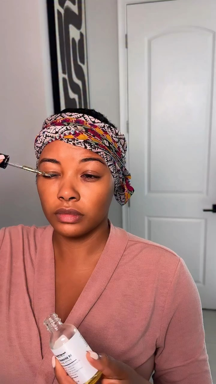Quick question… should I do a light makeup look or keep a fresh face? 

**Hurry, I leave for my date in 45 mins 😂♥️**