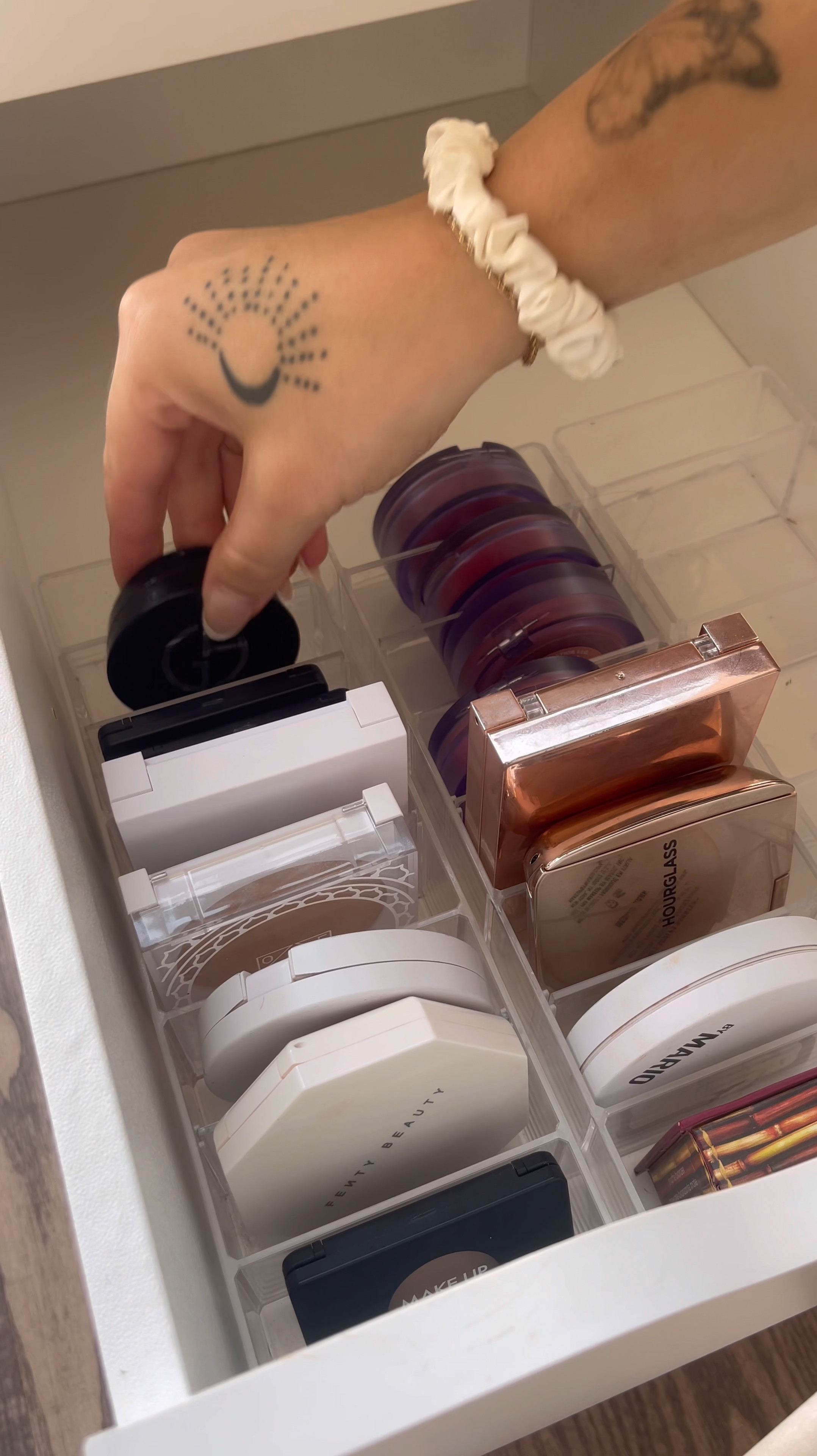 Makeup vanity organizing 









Vanity organization, cleaning motivation, makeup collection, eyeshadow organizers, lip products, makeup room, Amazon organization, beauty, makeup, cleaning, Amazon

#LTKHome #LTKBeauty #LTKVideo