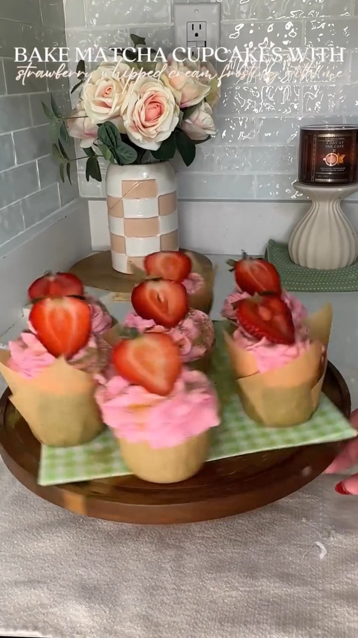 A super moist matcha cupcake 🤝light & airy strawberry whipped cream frosting 
.
Recipes at the end for you to screenshot
.
#strawberrymatcha #matchalatte #bakingrecipe #matchacupcake #serecreate