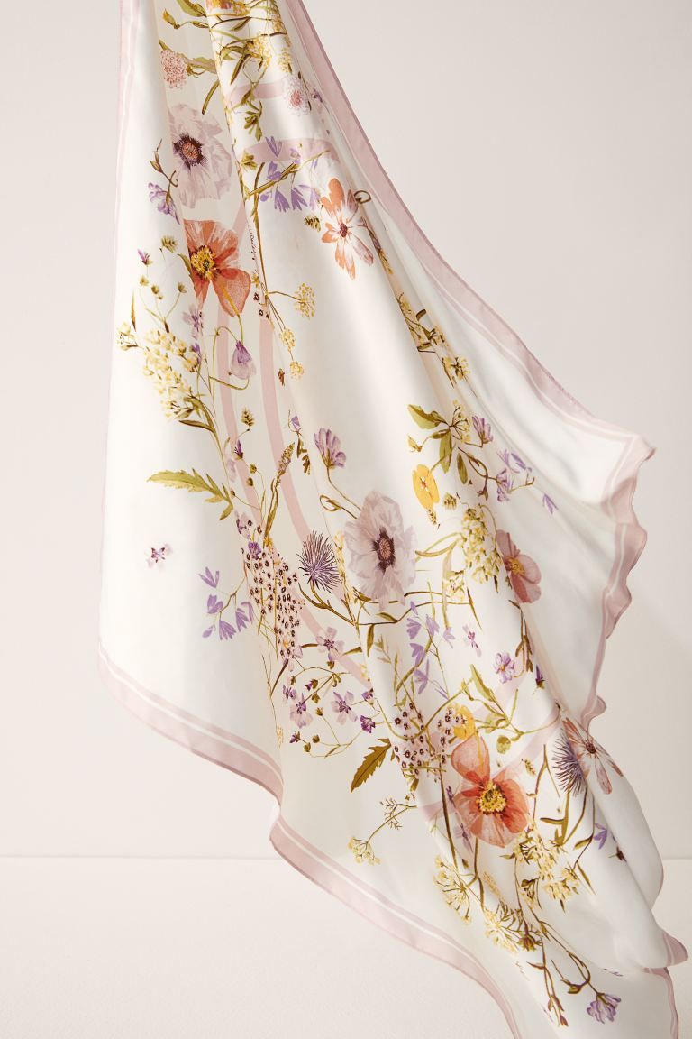 Scarf in soft satin with a printed pattern. | H&M (US)