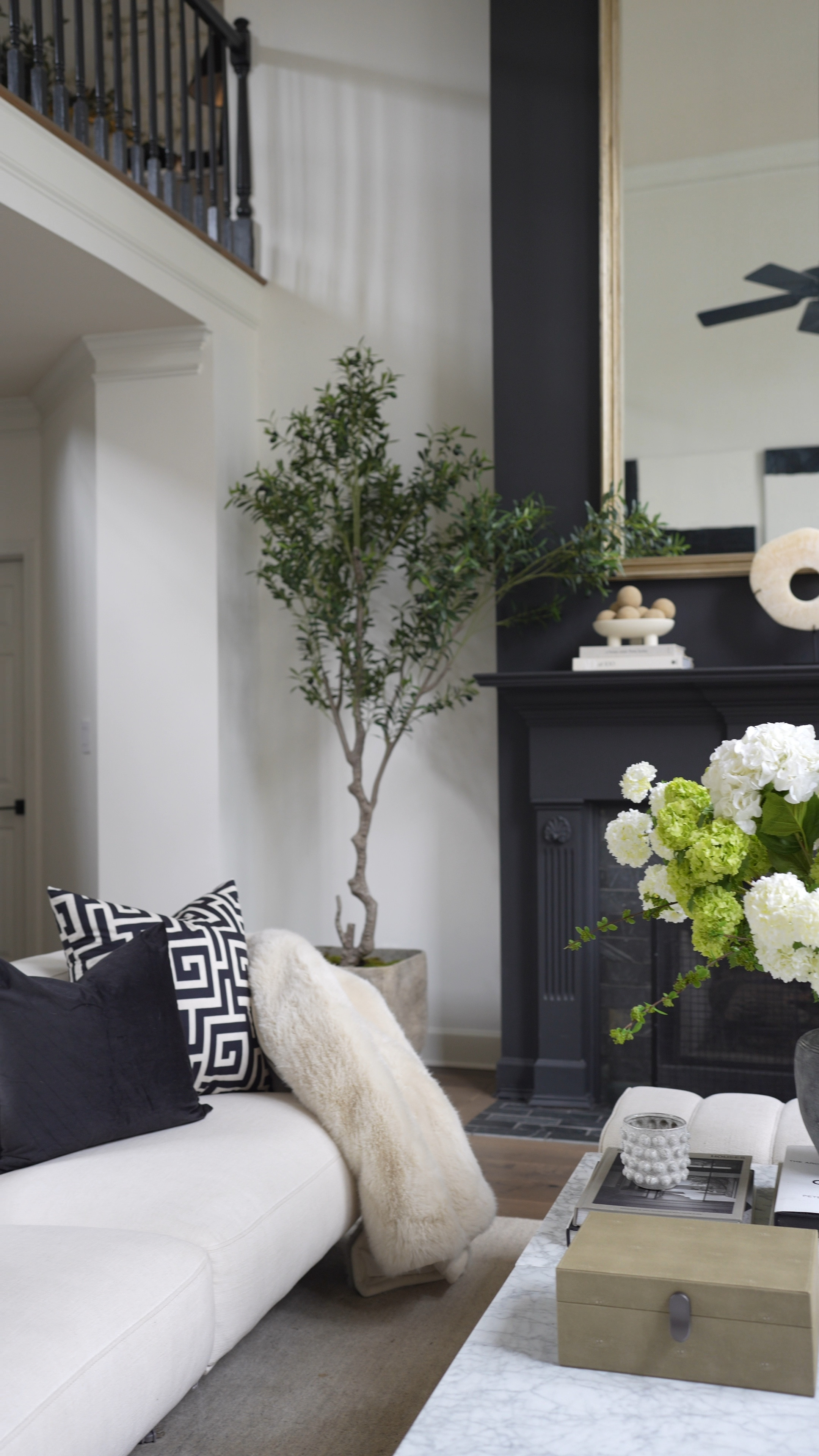 Omg! This bouquet from @afloral is super easy to make! 

Here’s the recipe:
5 green buds
5 white snowballs
6 green snowballs
4 hydrangea 


#houseofvalentina #afloralpartner #afloral @afloral #LuxeFloral 

#LTKHome #LTKMostLoved #LTKStyleTip