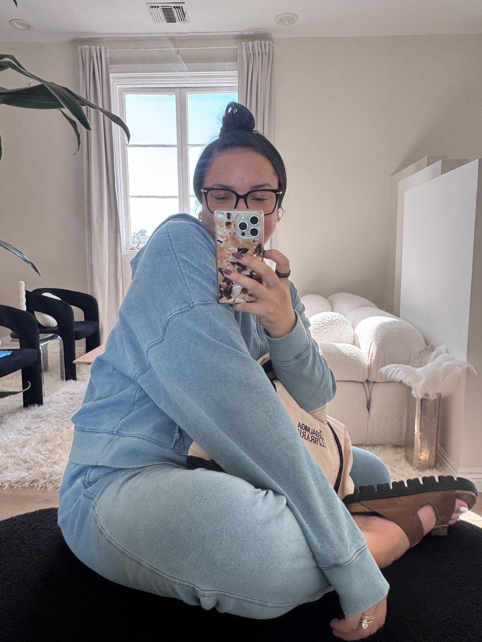 god forbid a girl love her mirror selfies  